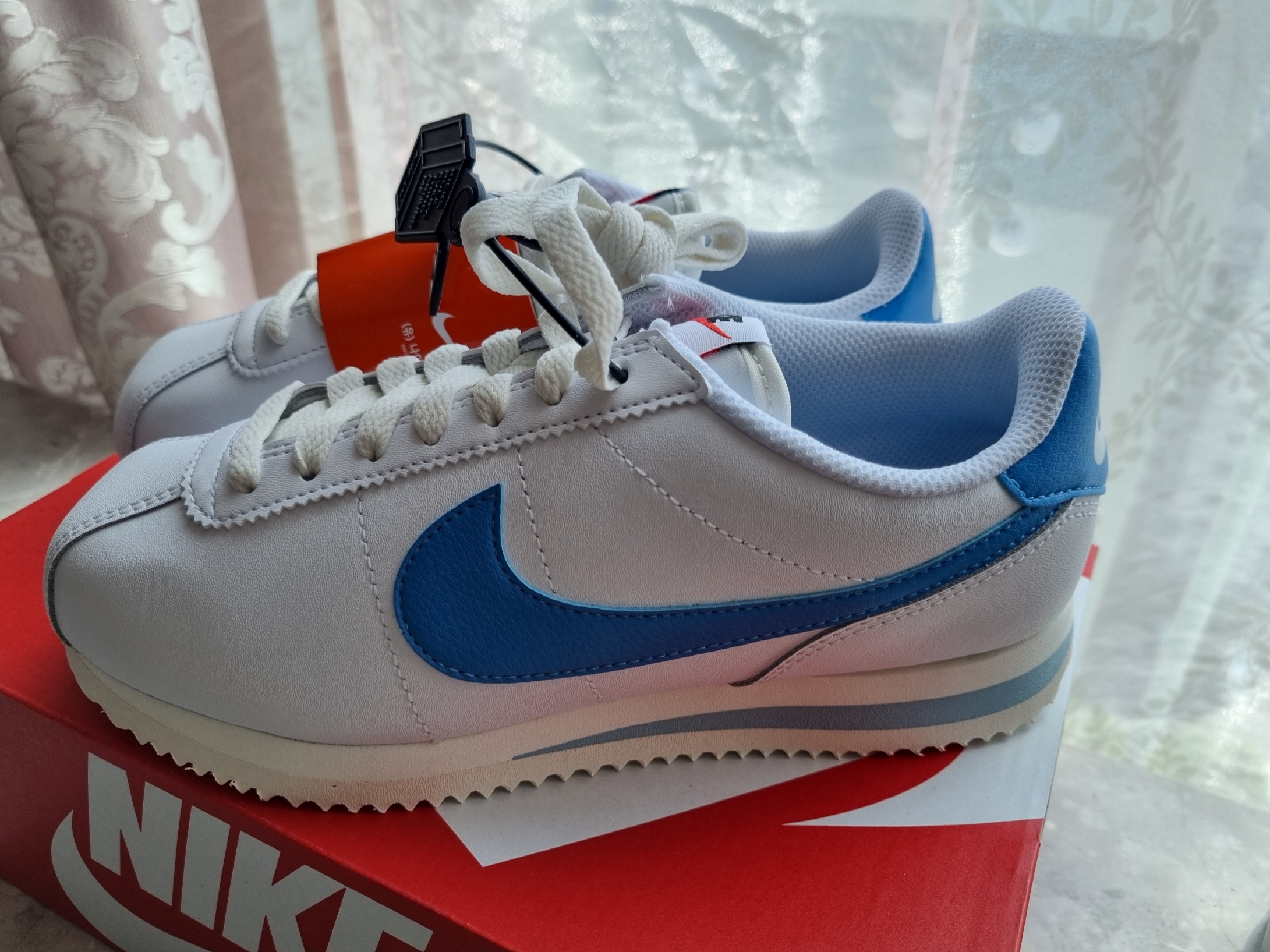 (W) Nike Cortez White University Blue 착용 스타일 - 1