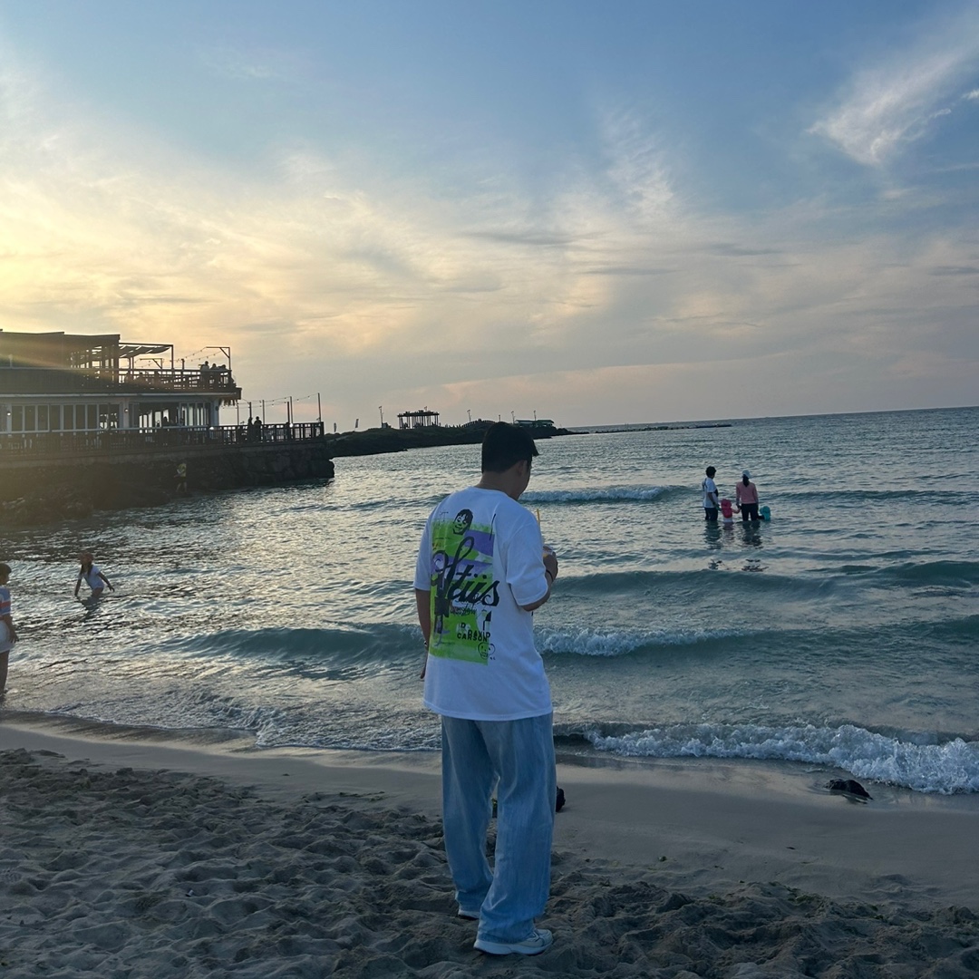 Stussy David Carson Dino T-Shirt White 착용 스타일