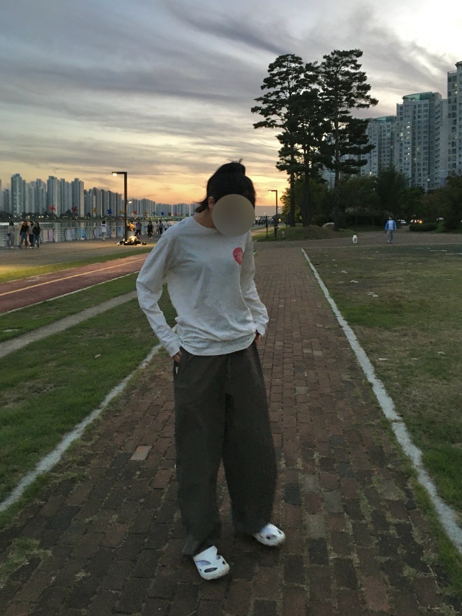 (W) Keen Shanti White Black 착용 스타일