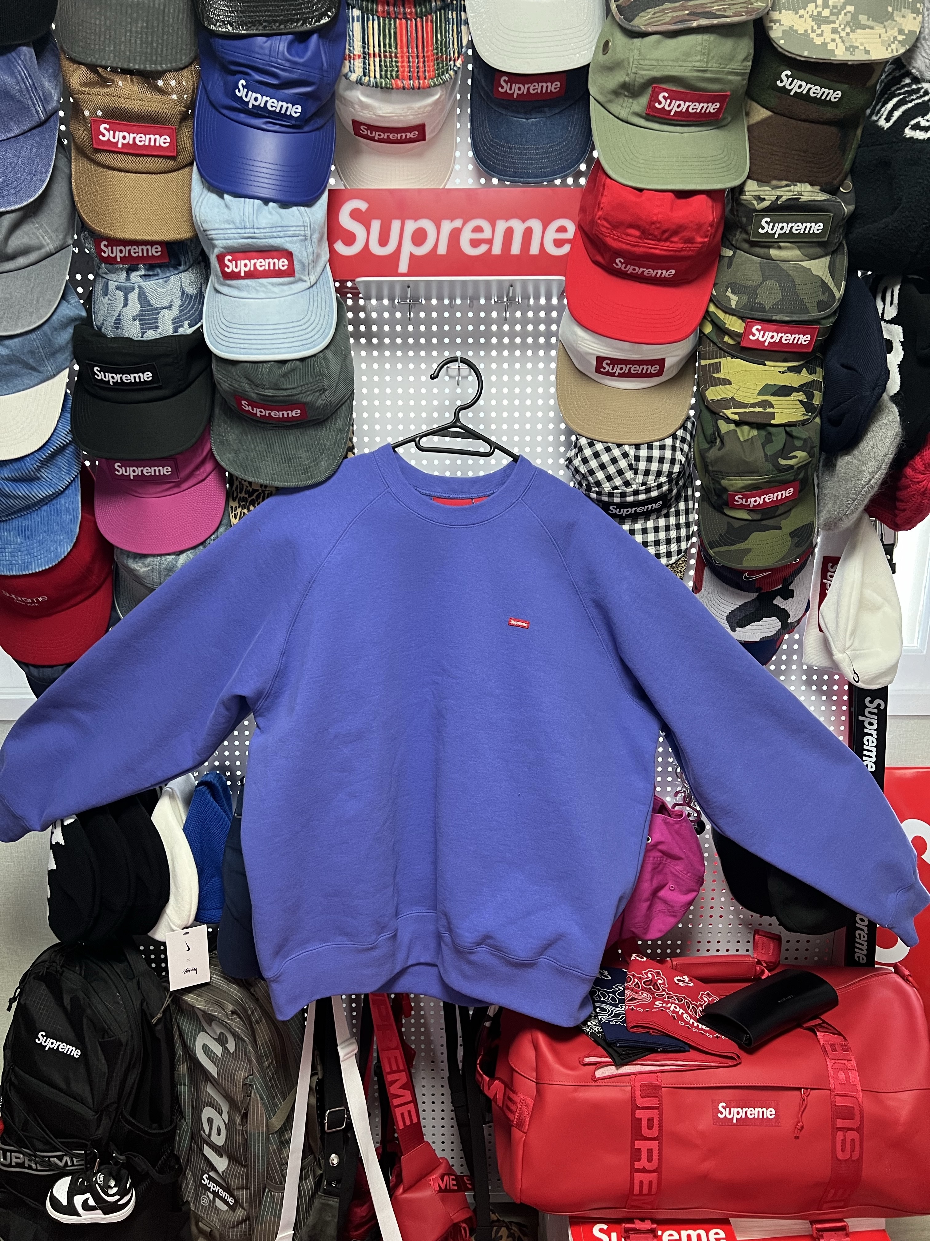 Supreme Small Box Raglan Crewneck Violet - 24SS, Supreme Boucle Small Box Sweater Red - 24SS 착용 스타일 - 1