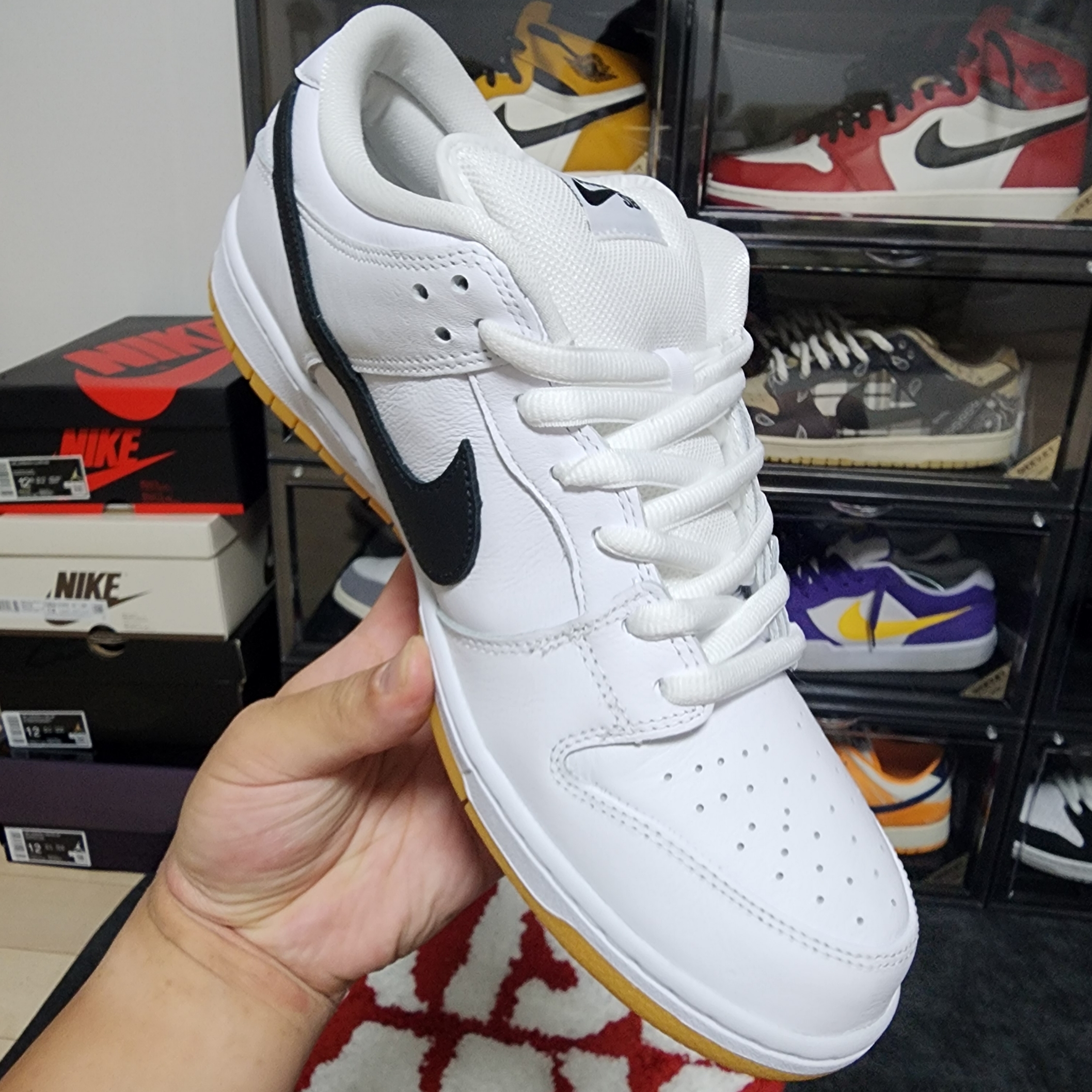 Nike SB Dunk Low Pro White and Gum Light Brown 착용 스타일 - 3