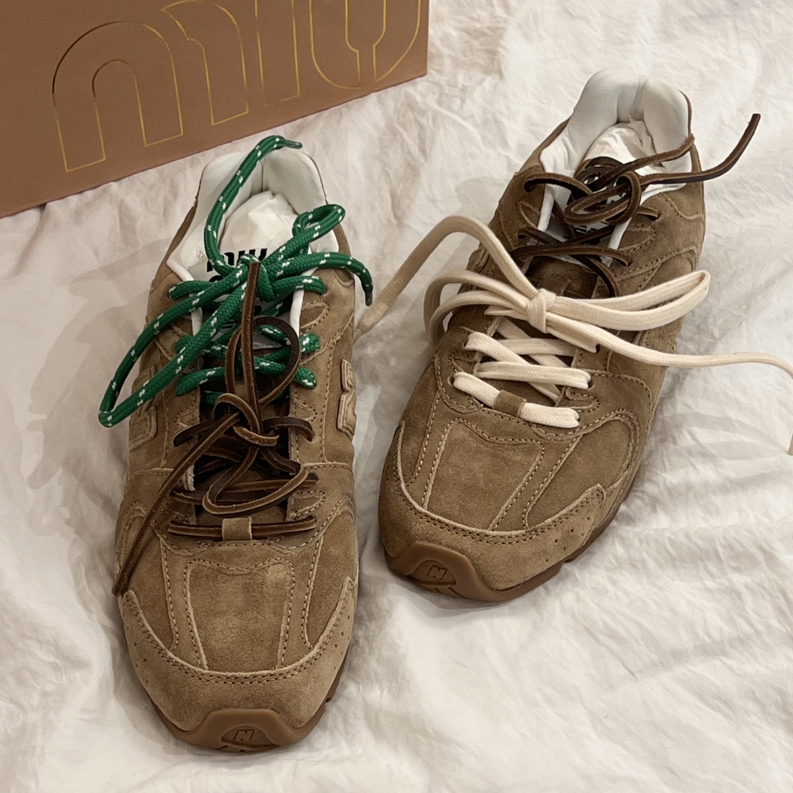 (W) New Balance x Miu Miu 530 Suede Mesh Sneakers Ecru 착용 스타일 - 1