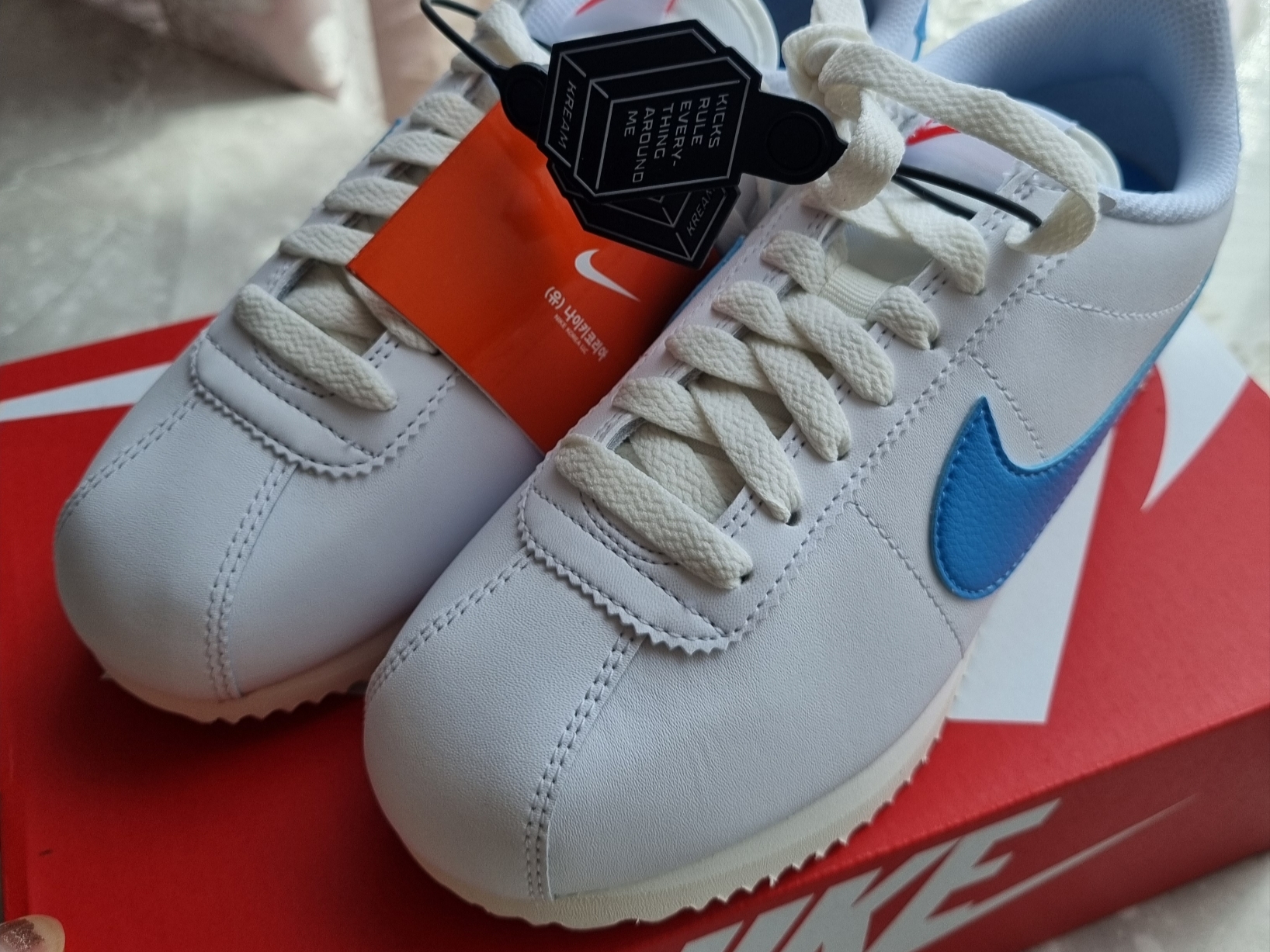 (W) Nike Cortez White University Blue 착용 스타일 - 2