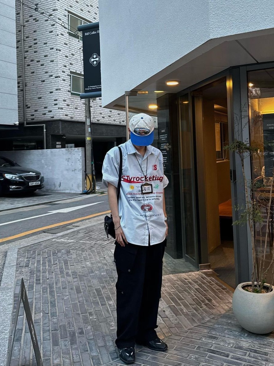 [KREAM 단독] STU Printing Stripe Shirt Sky Blue 착용 스타일 - 1