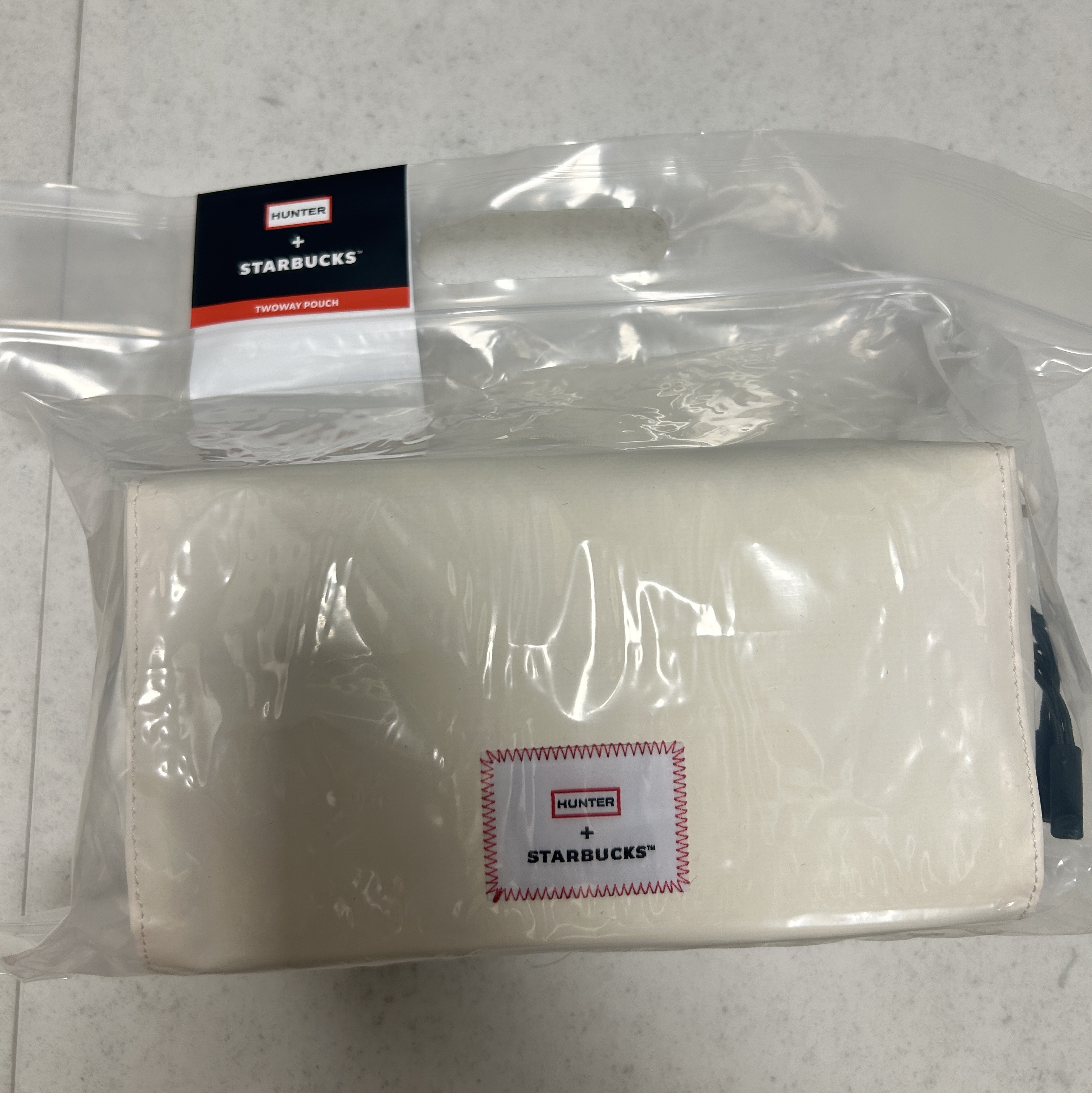 Starbucks x Hunter Two Way Pouch Ivory 착용 스타일