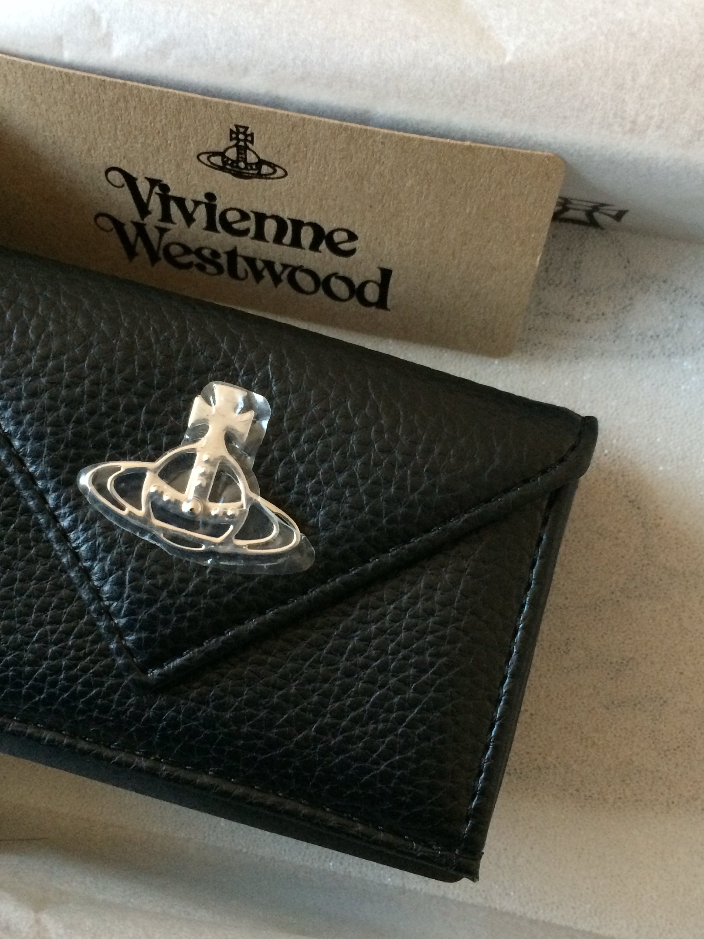 Vivienne Westwood Re-Vegan Grain Envelope Bill Fold with Pocket Black 착용 스타일