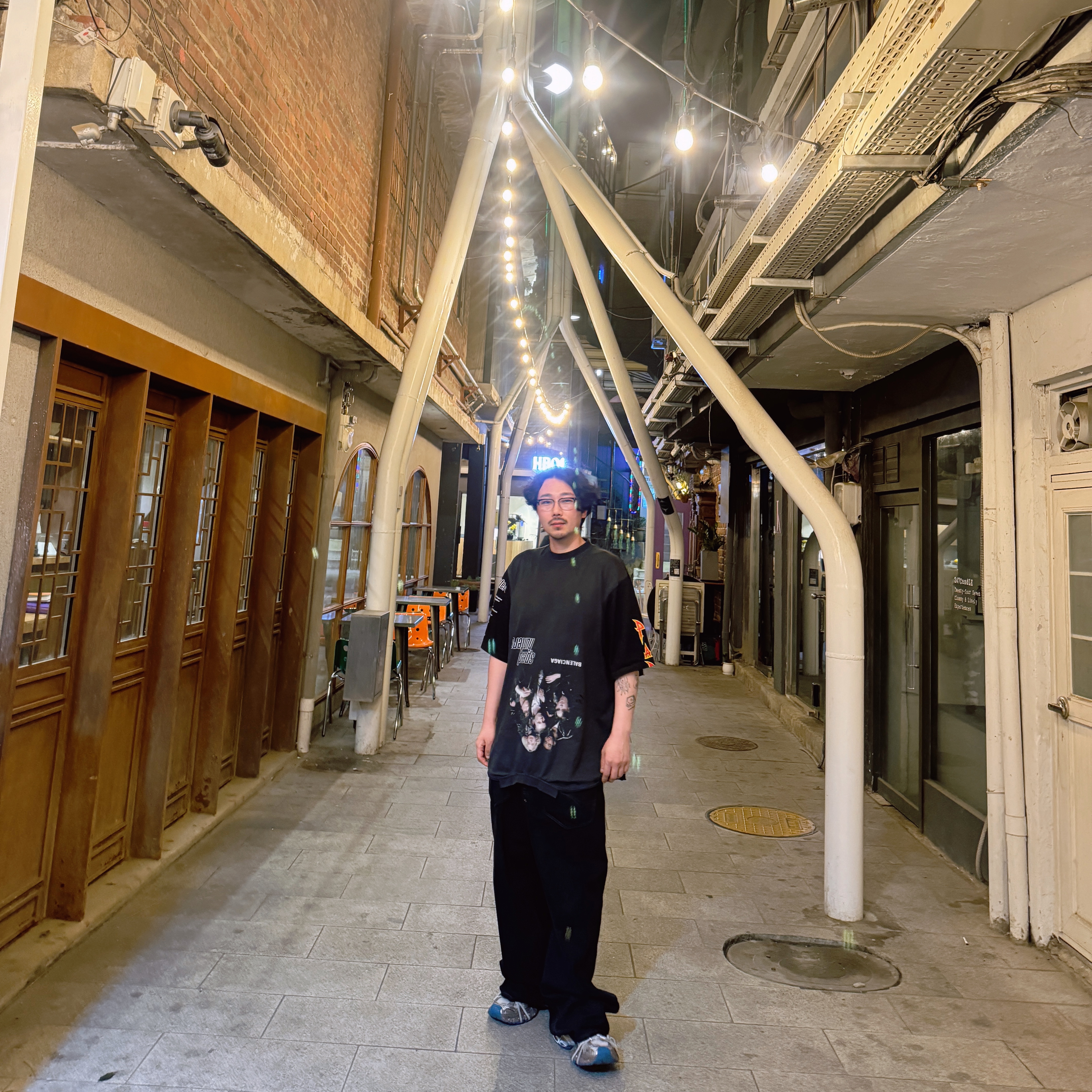 Balenciaga 3XL Sneakers Worn Out Grey White Blue, Balenciaga Oversized Speed Hunter Upside Down T-Shirt Black 착용 스타일