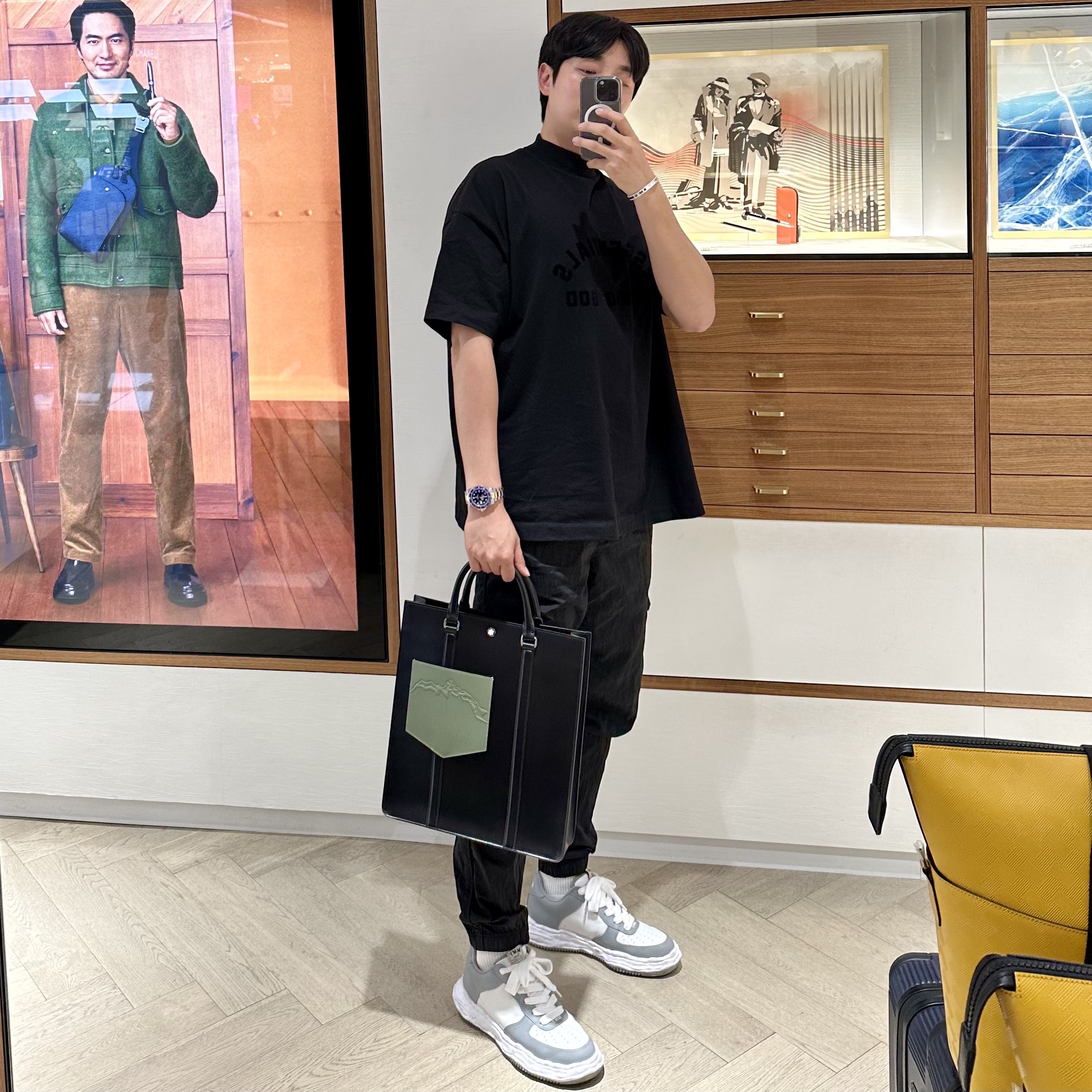Maison Mihara Yasuhiro Wayne OG Sole Embossed Leather Low-top Sneakers White Grey, Essentials The Black Collection T-Shirt Black - 23SS 착용 스타일 - 1