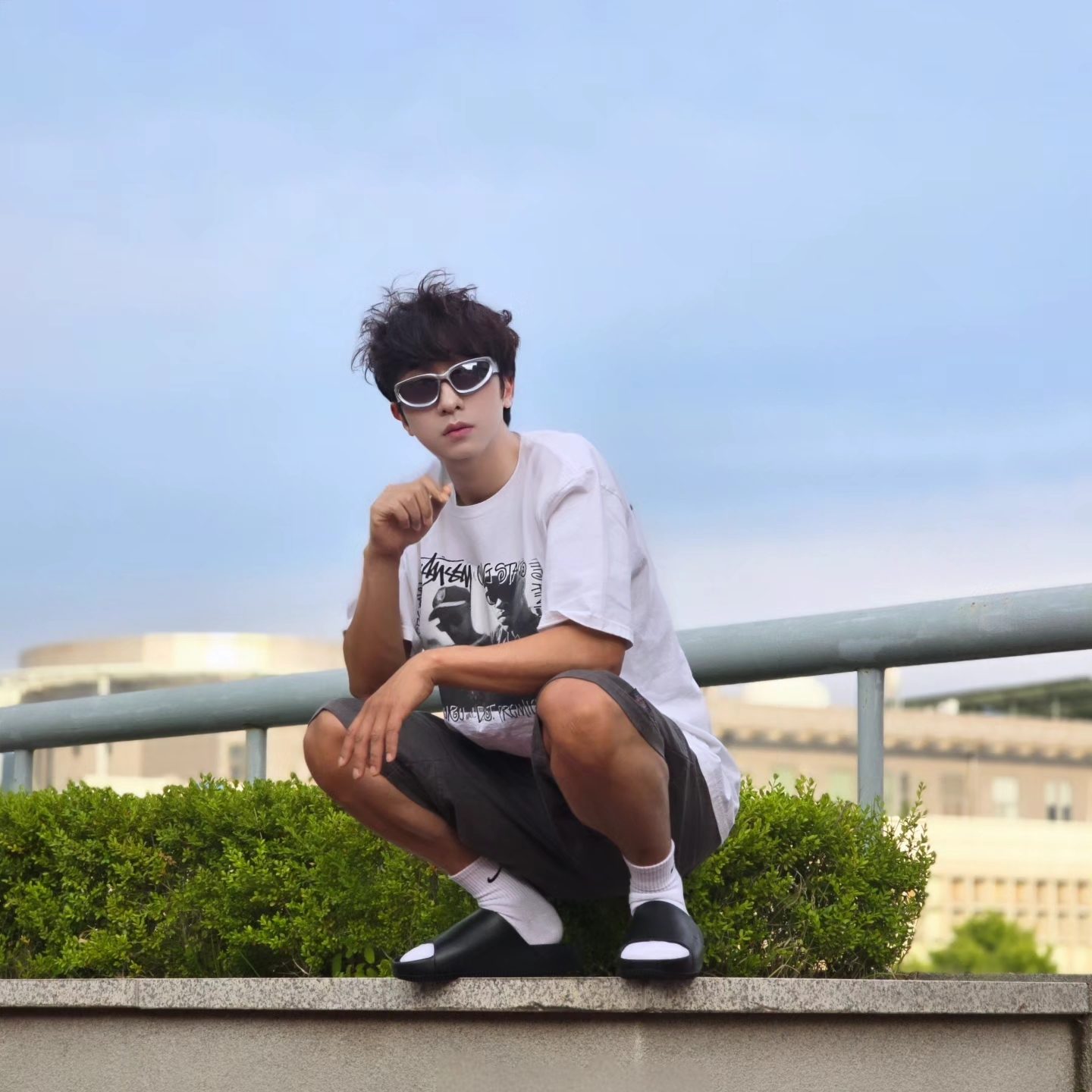 Stussy x Gang Starr Take It Personal T-Shirt White, Nike Calm Slide Black 착용 스타일 - 3
