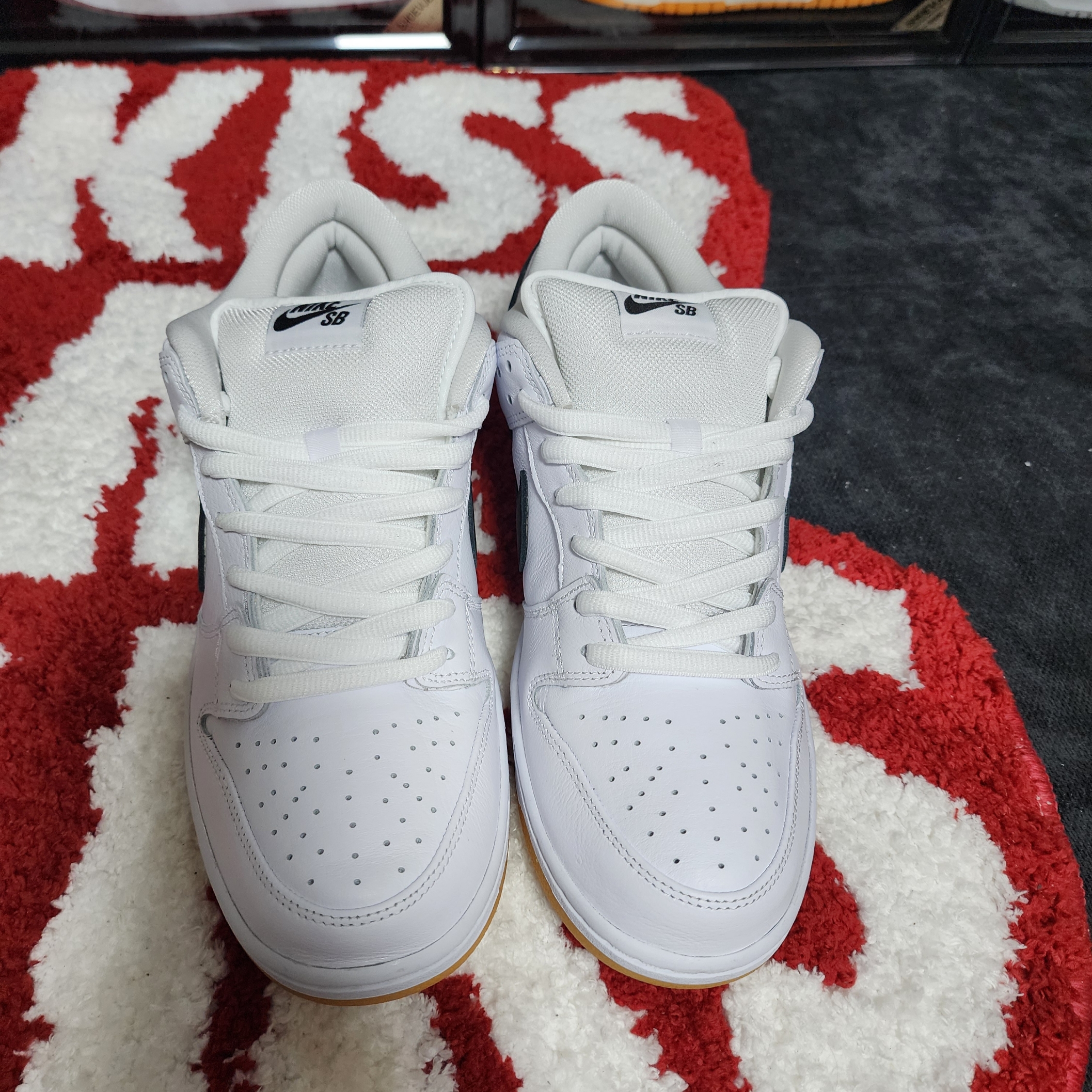 Nike SB Dunk Low Pro White and Gum Light Brown 착용 스타일 - 2