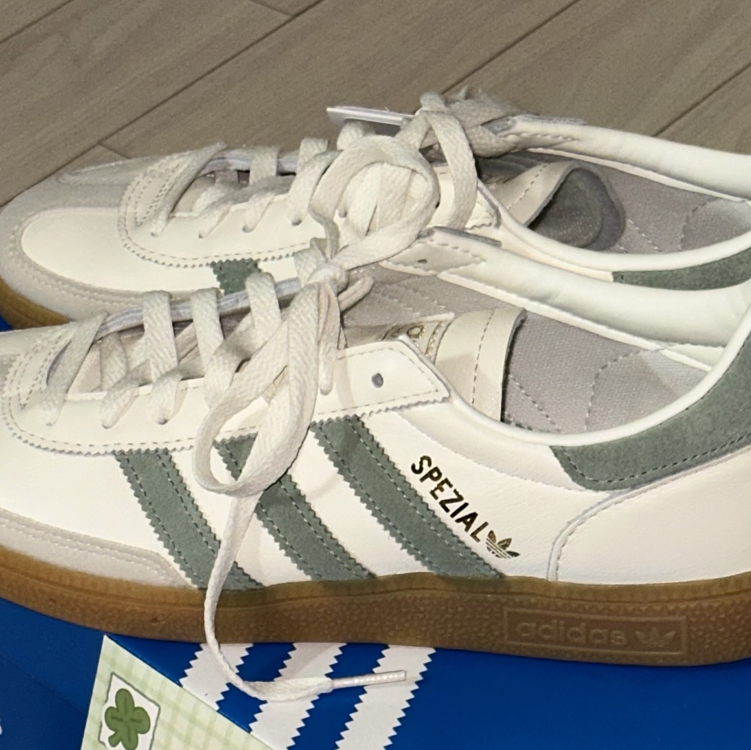 Adidas Spezial Handball Off White Silver Green 착용 스타일