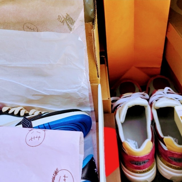 Jordan 1 x Travis Scott x Fragment Retro Low OG SP Military Blue, New Balance 992 Made in USA Burgundy Gold 착용 스타일 - 4