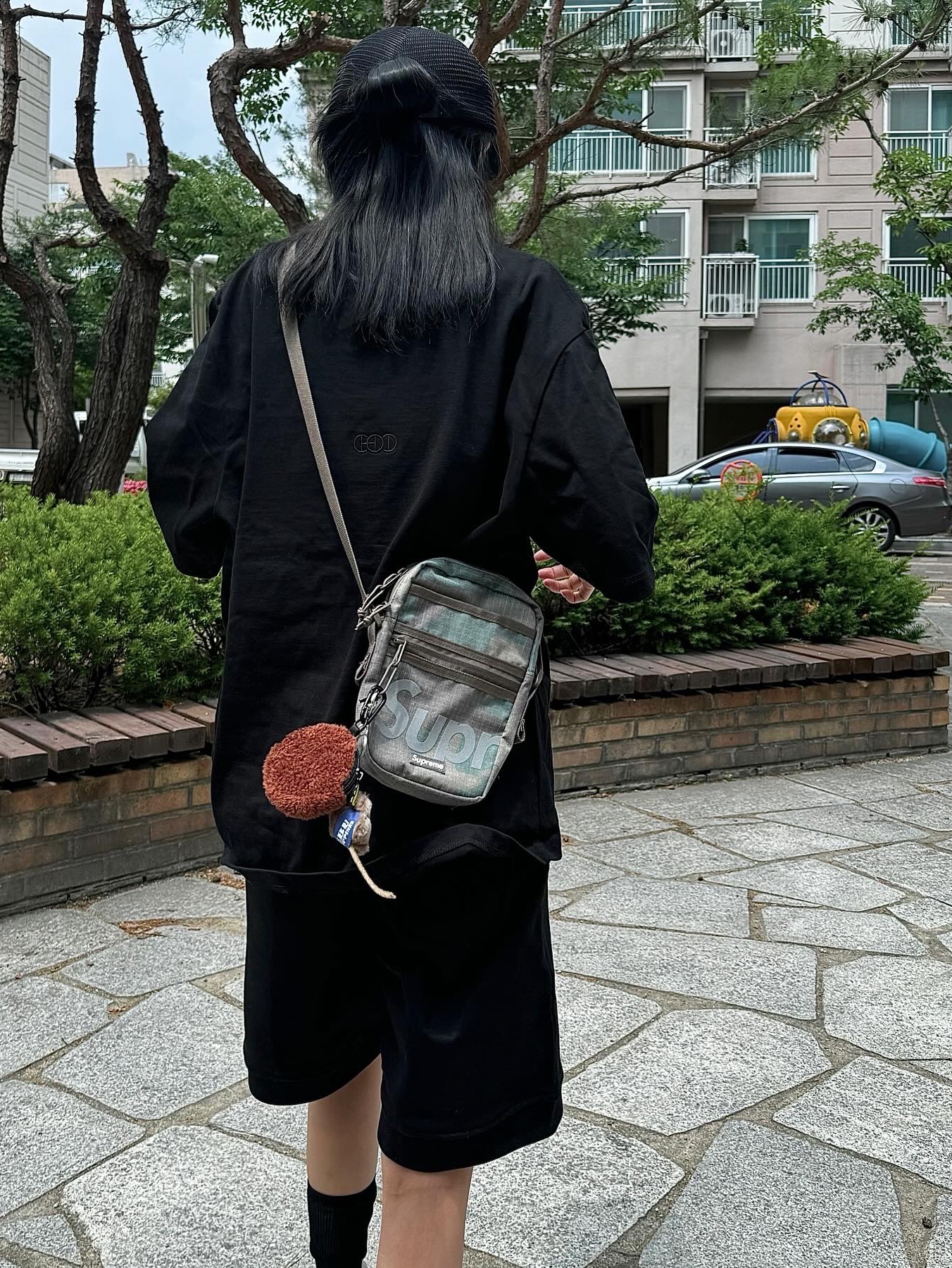 Supreme Shoulder Bag Woodland Camo - 24SS, Adidas Yeezy Foam RNNR Stone Sage 착용 스타일 - 3