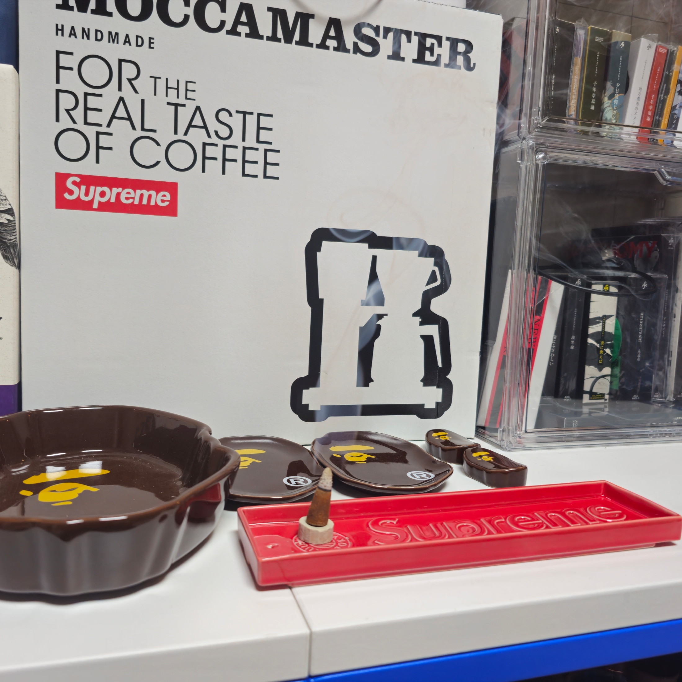Supreme Kuumba Incense Tray Red - 24SS 착용 스타일
