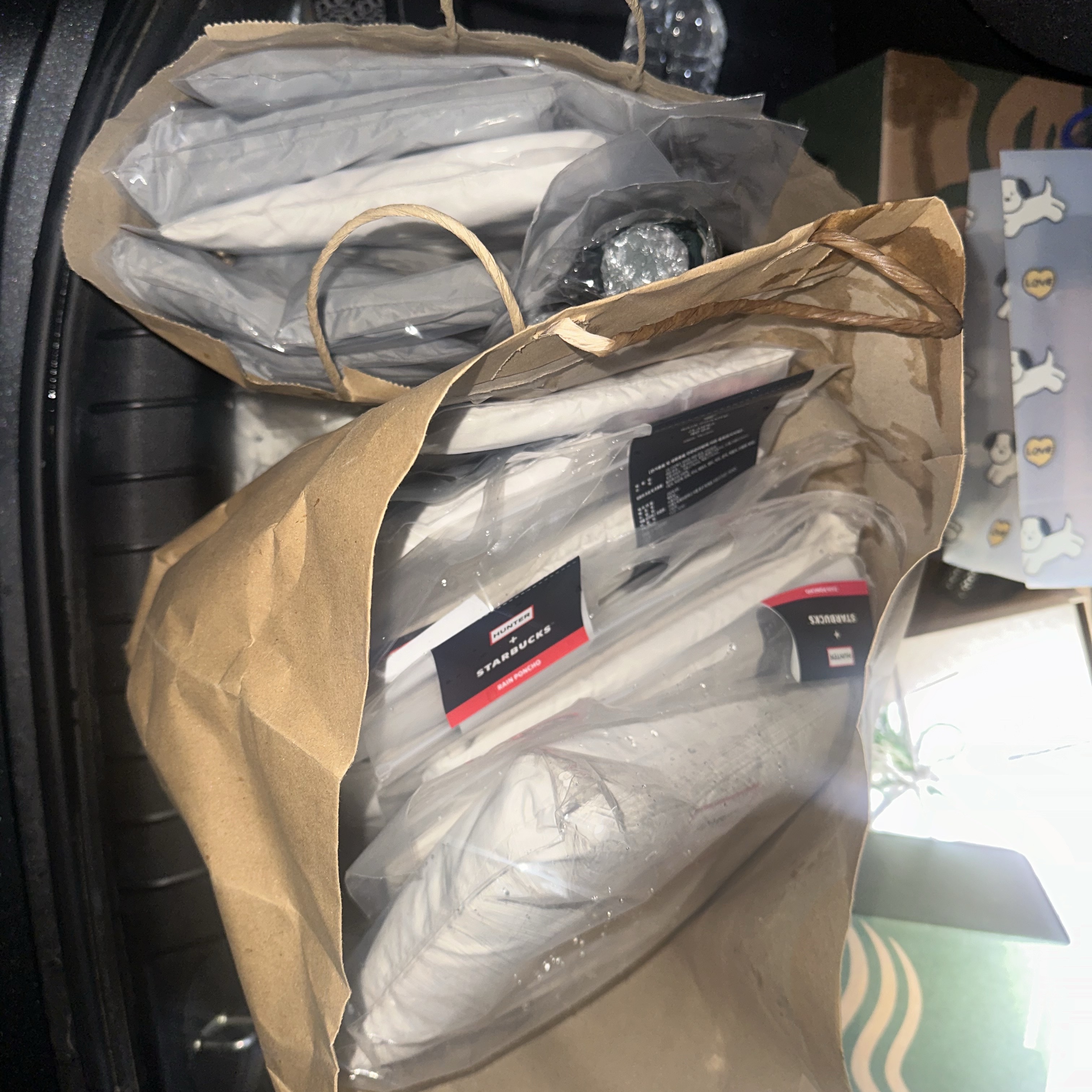 Starbucks x Hunter Light Rain Poncho Ivory, Starbucks x Hunter Light Rain Poncho Gray 착용 스타일