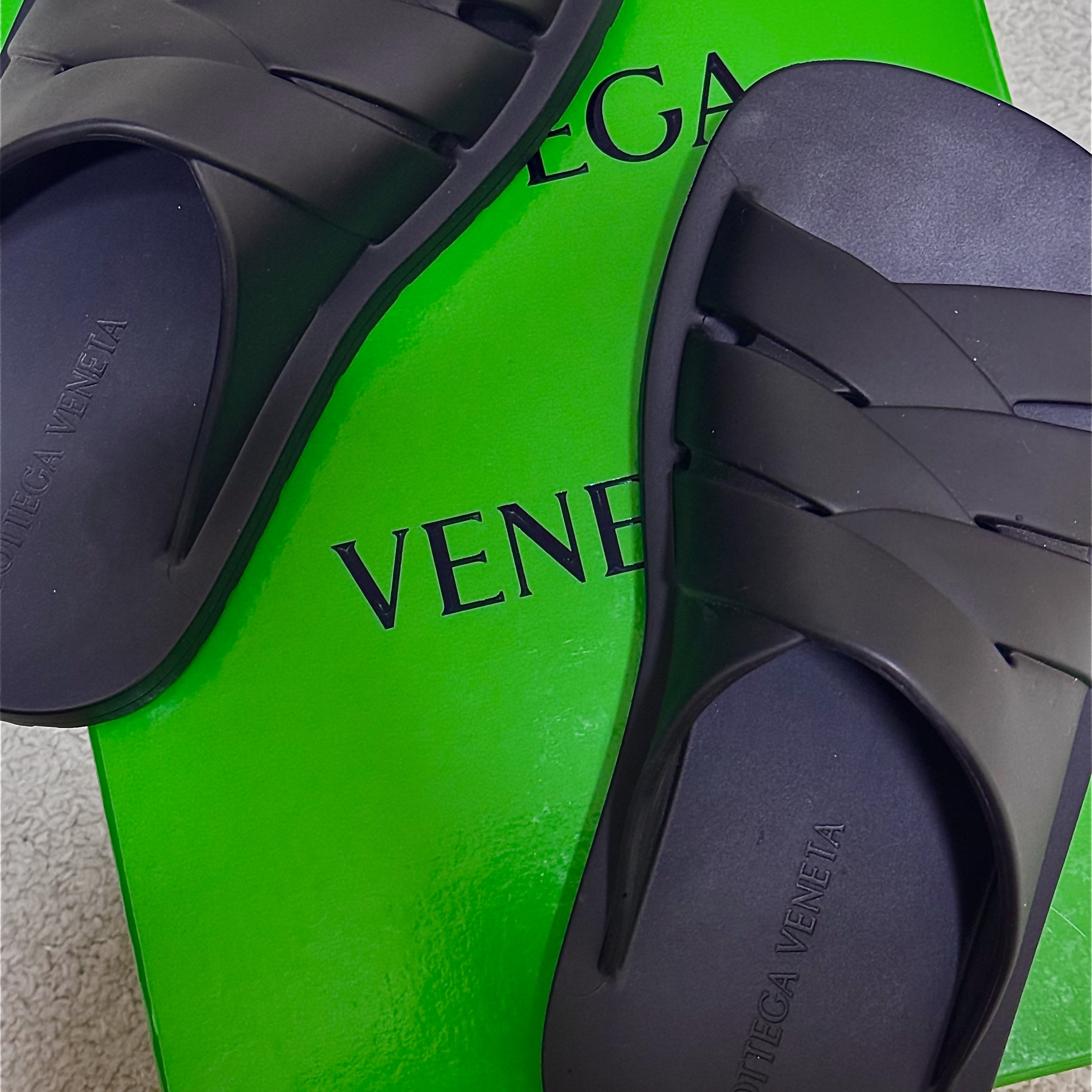 Bottega Veneta Flintston Mule Black 착용 스타일