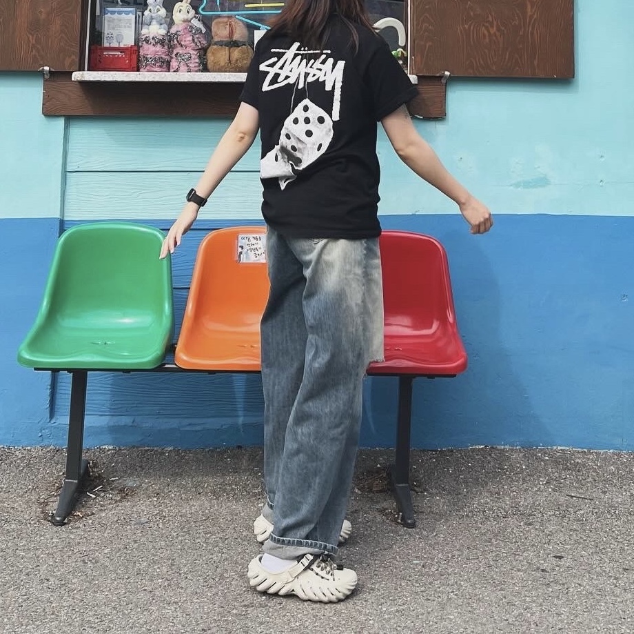 Stussy Fuzzy Dice T-Shirt Black 착용 스타일