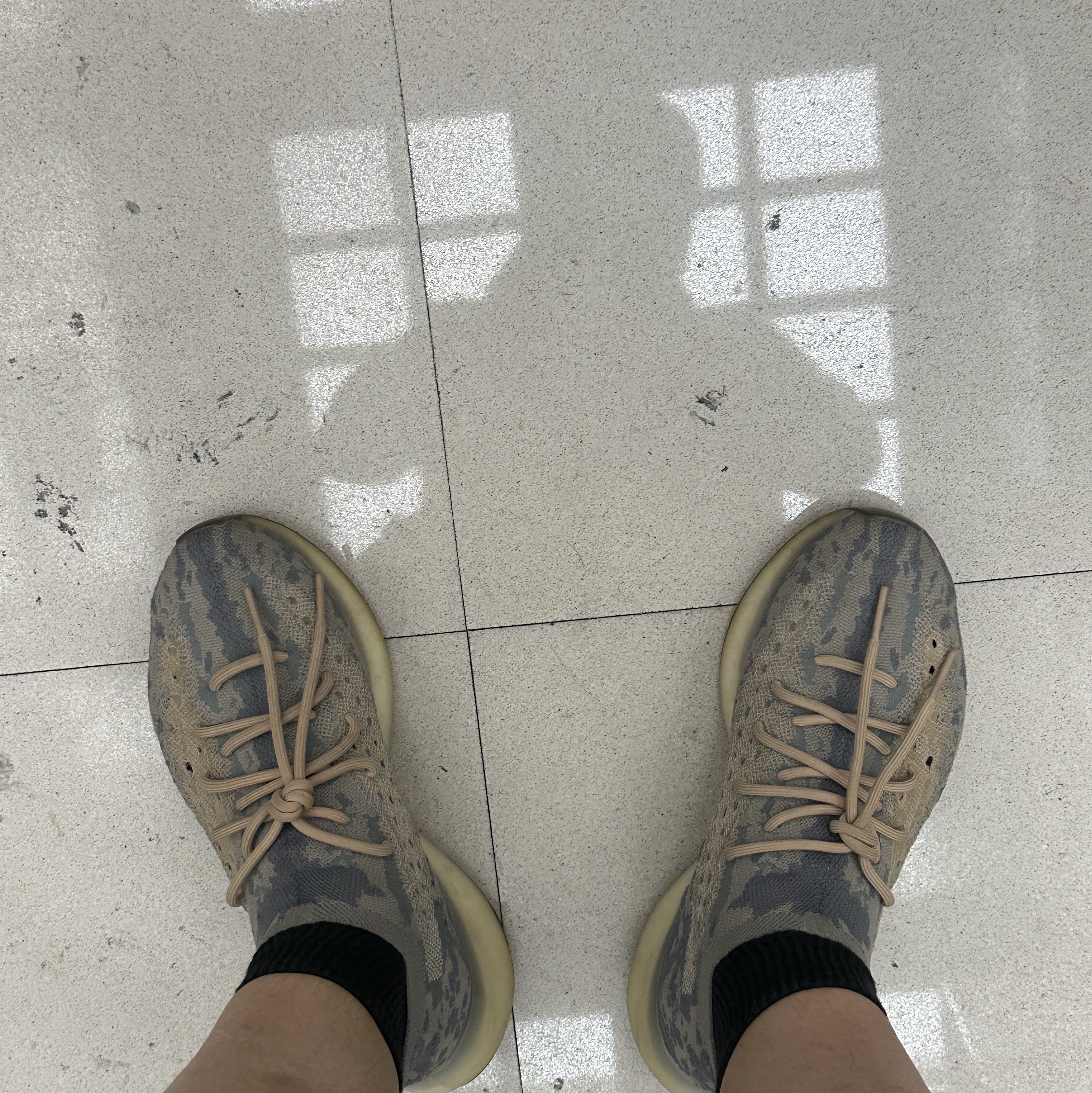 Adidas Yeezy Boost 380 Mist - Reflective 착용 스타일