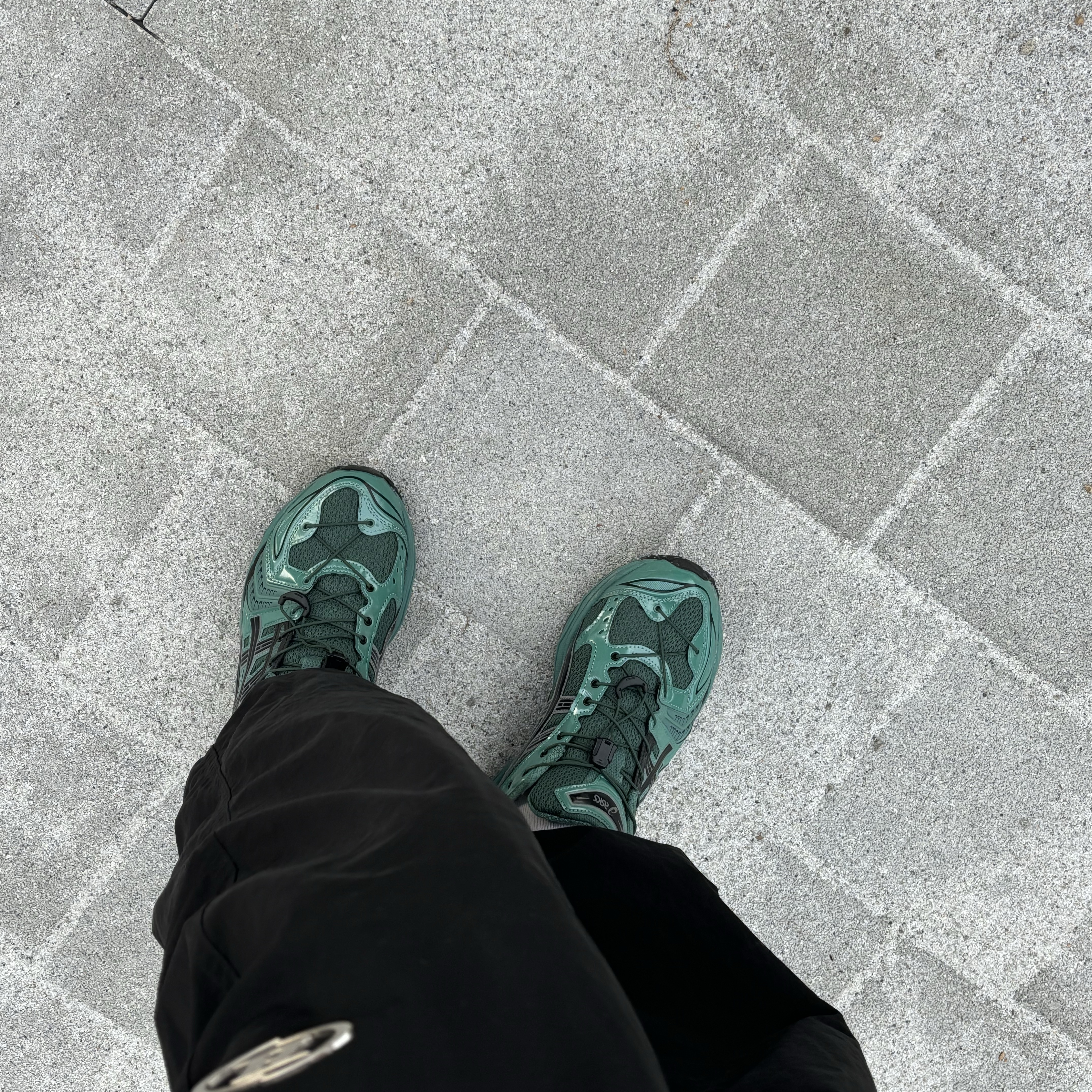 Asics x Unaffected Gel-Kayano 14 Uranus Green, BORN TO WIN B Chrome Nylon Jogger Pants Black 착용 스타일