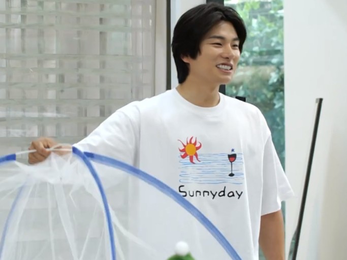 STU Sun Printing Lettering Embroidery T-shirt White 착용 스타일