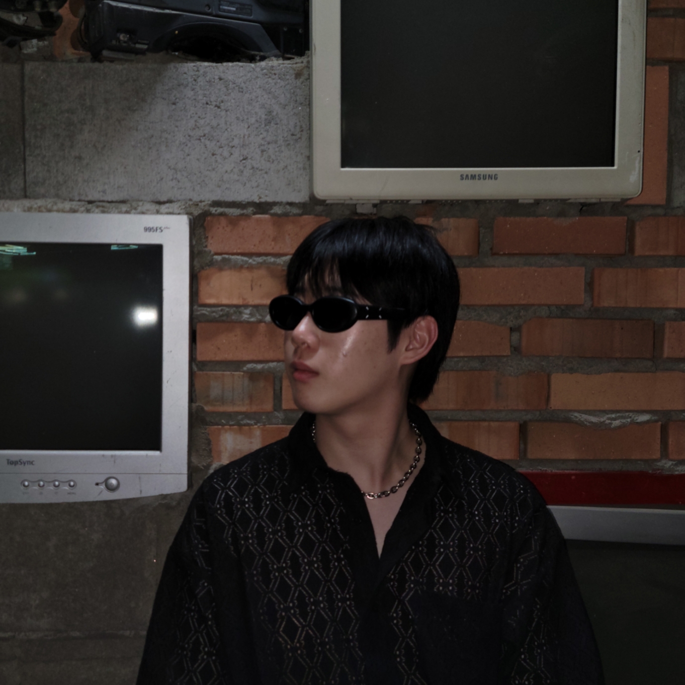 Gentle Monster x Maison Margiela MM107 Leather Black Black 착용 스타일 - 2