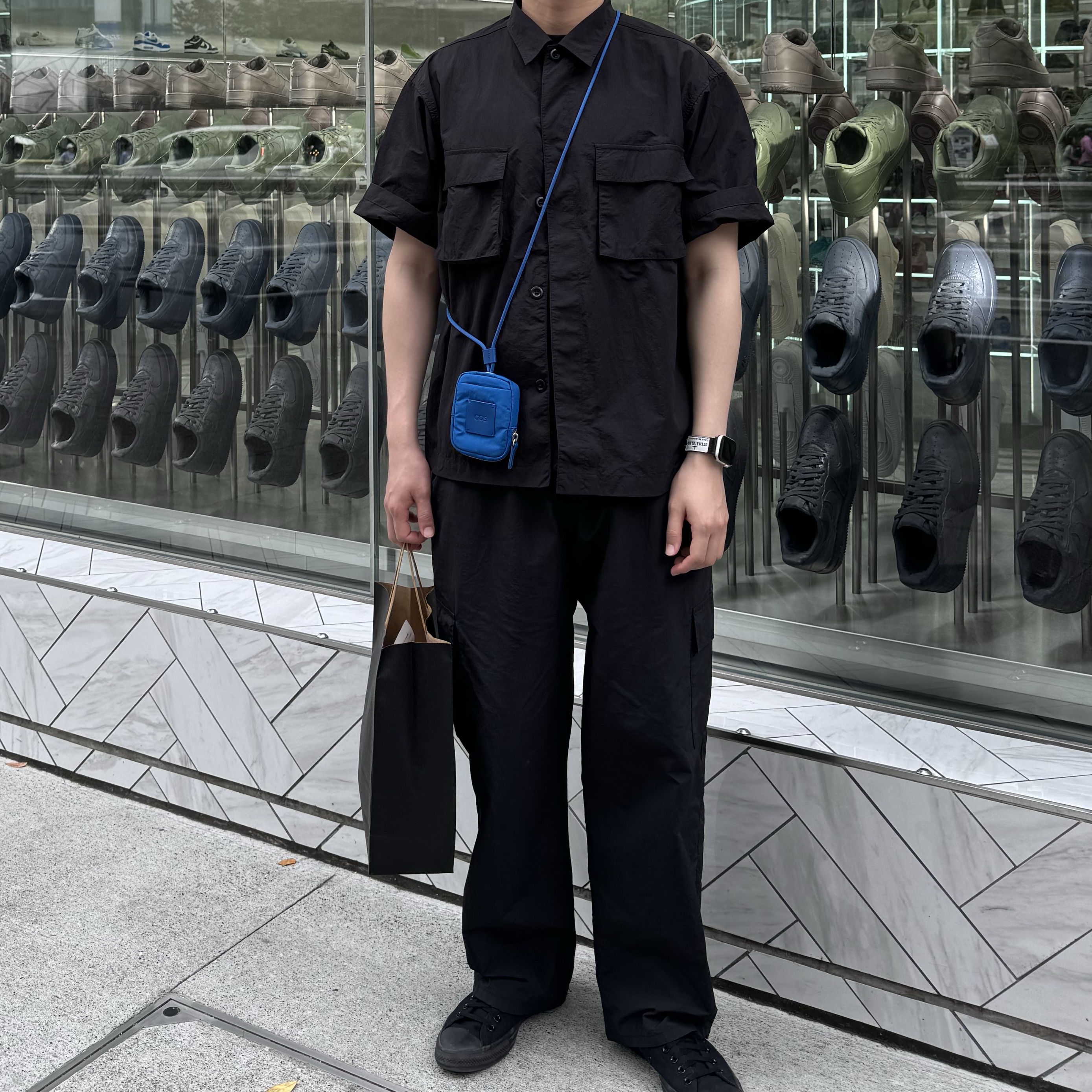 COS Mini Crossbody Pouch Nylon Blue 착용 스타일