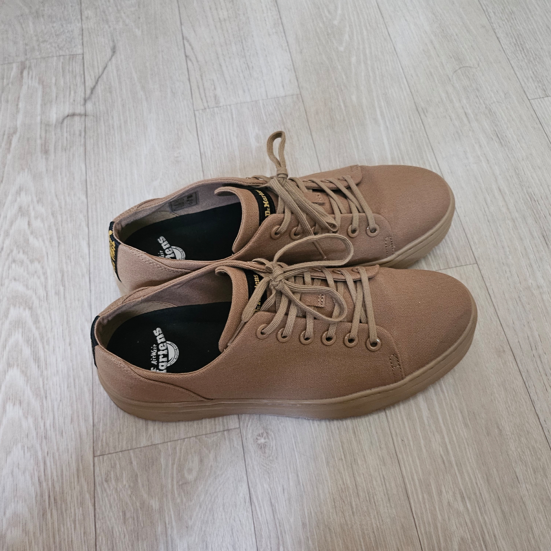 Dr. Martens Dante 10oz Canvas Savannah Tan 착용 스타일 - 1