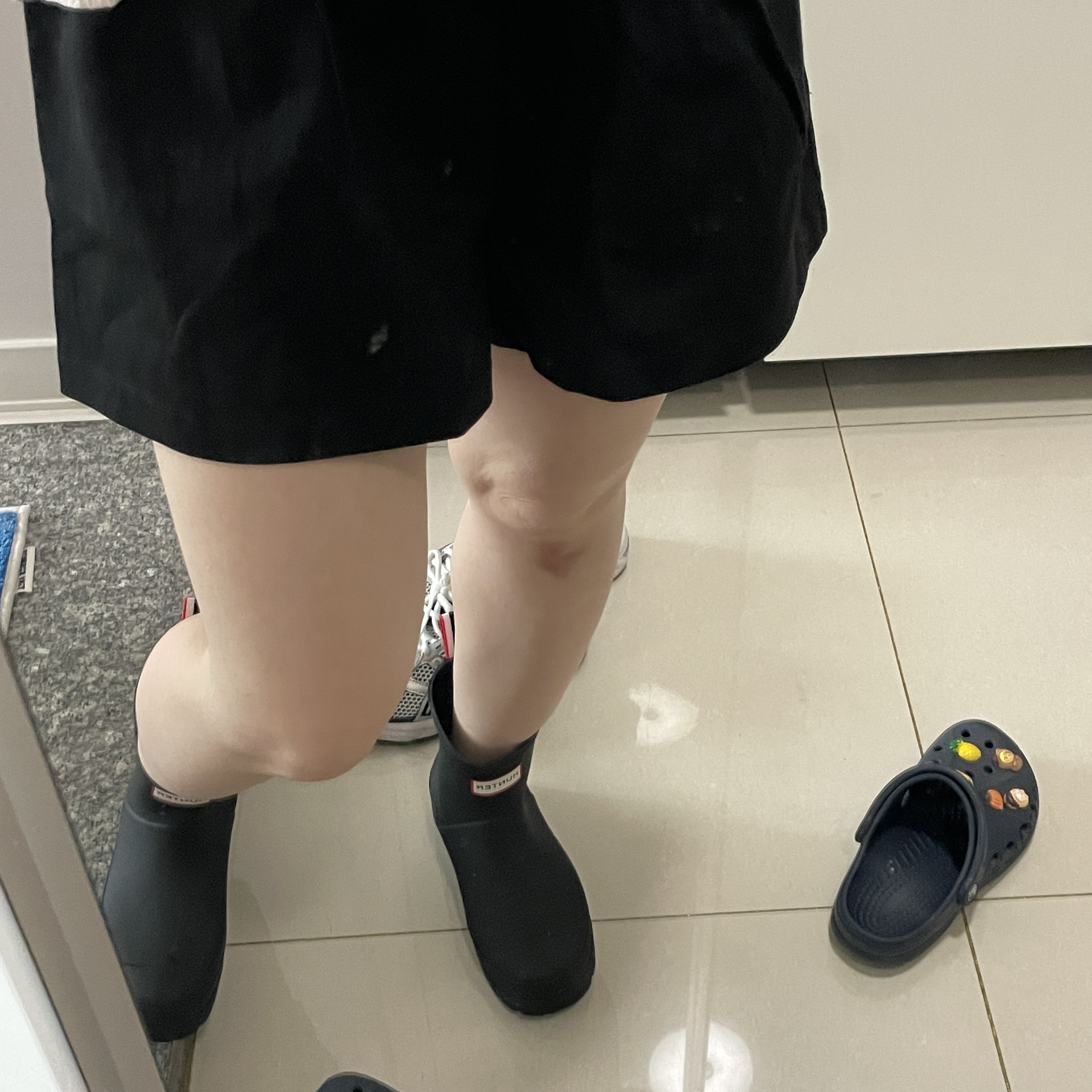 (W) Hunter Play Short Rain Boots Black 착용 스타일
