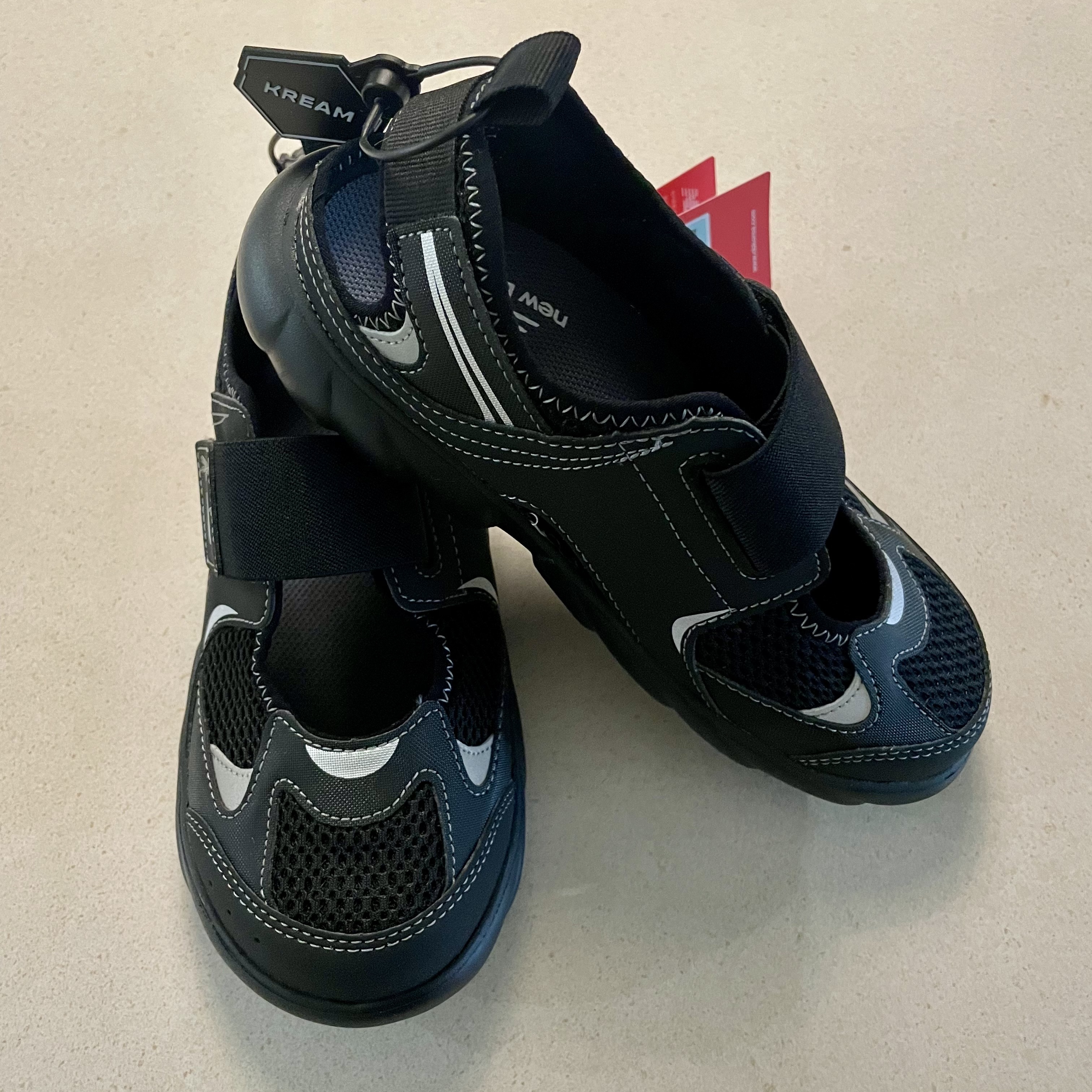 (Kids) New Balance Freedle 920 Sandal Black 착용 스타일 - 1