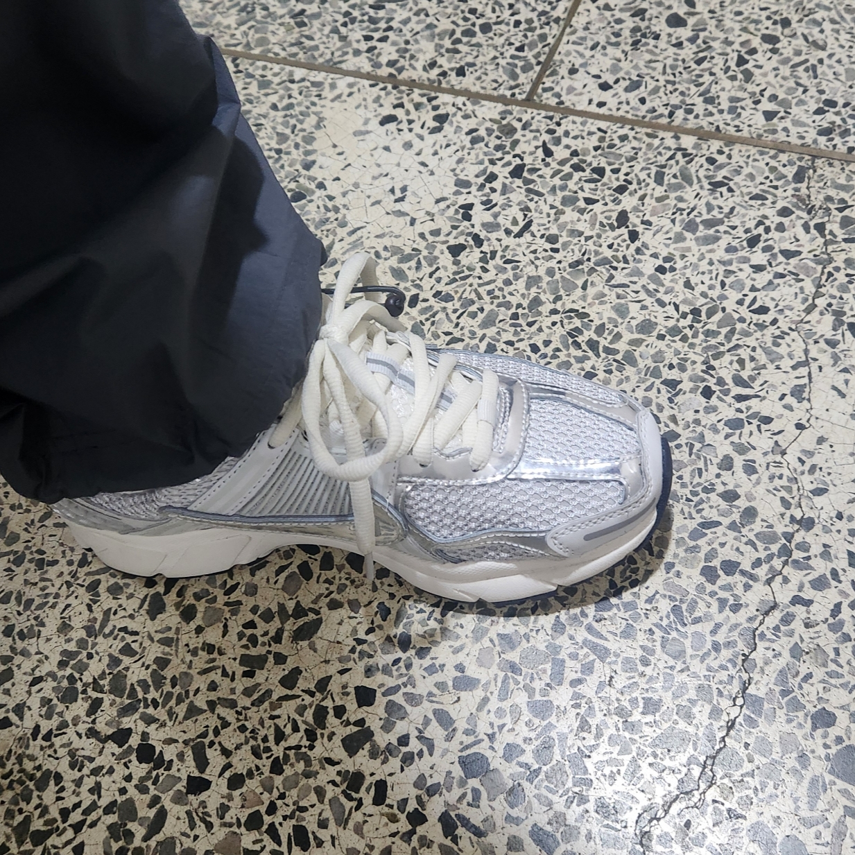 (W) Nike Zoom Vomero 5 Photon Dust and Metallic Silver 착용 스타일 - 2