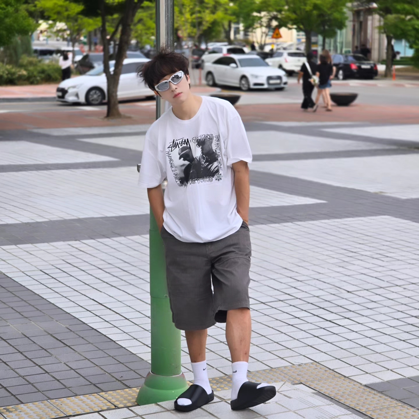 Stussy x Gang Starr Take It Personal T-Shirt White, Nike Calm Slide Black 착용 스타일 - 5