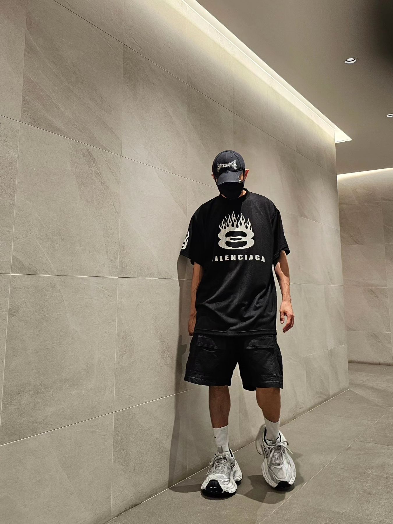Balenciaga Large Cargo Pants Black, Balenciaga 10XL Sneakers White Grey Silver Black 착용 스타일 - 5