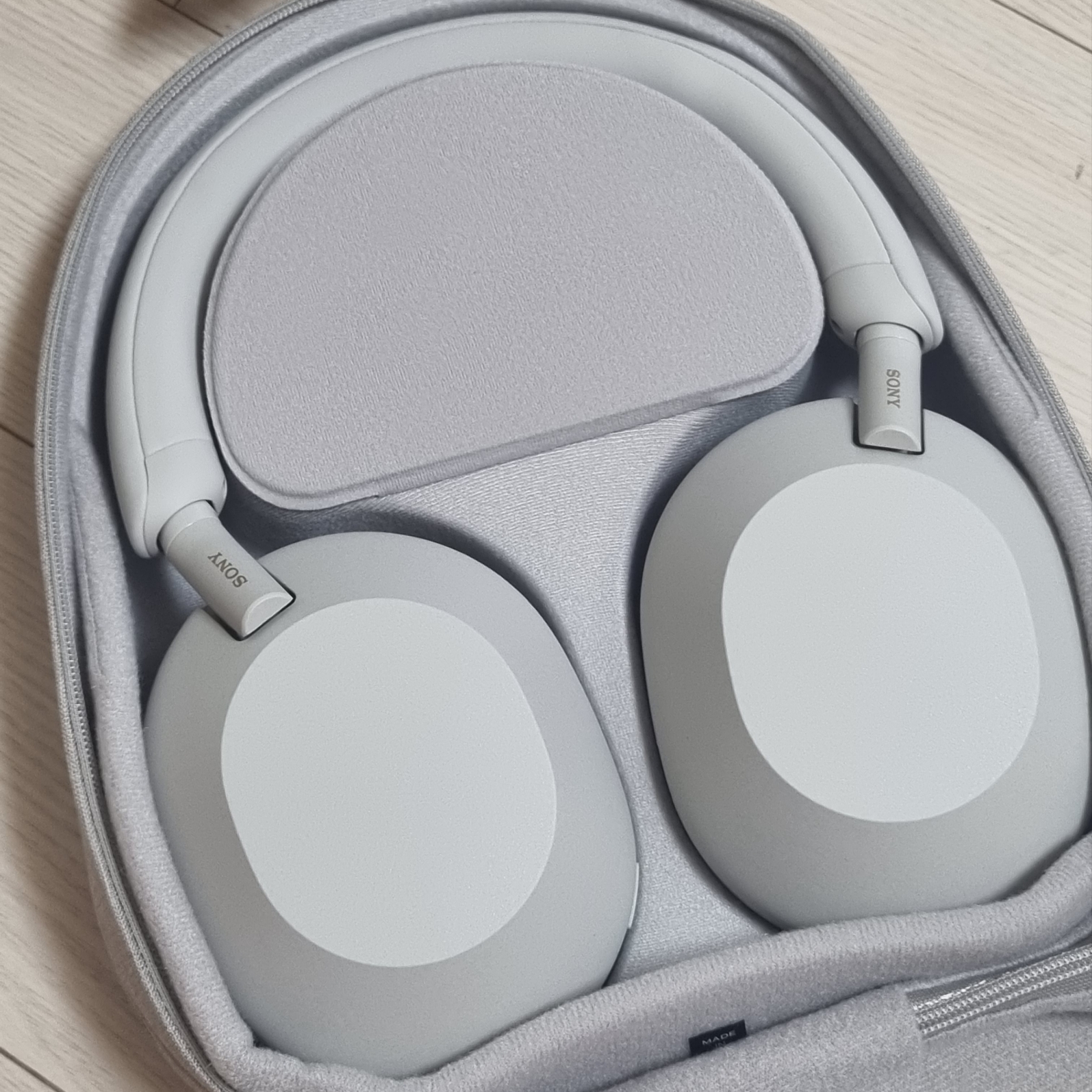 Sony WH-1000XM5 Silver (Sony Korea Ver.) 착용 스타일 - 1