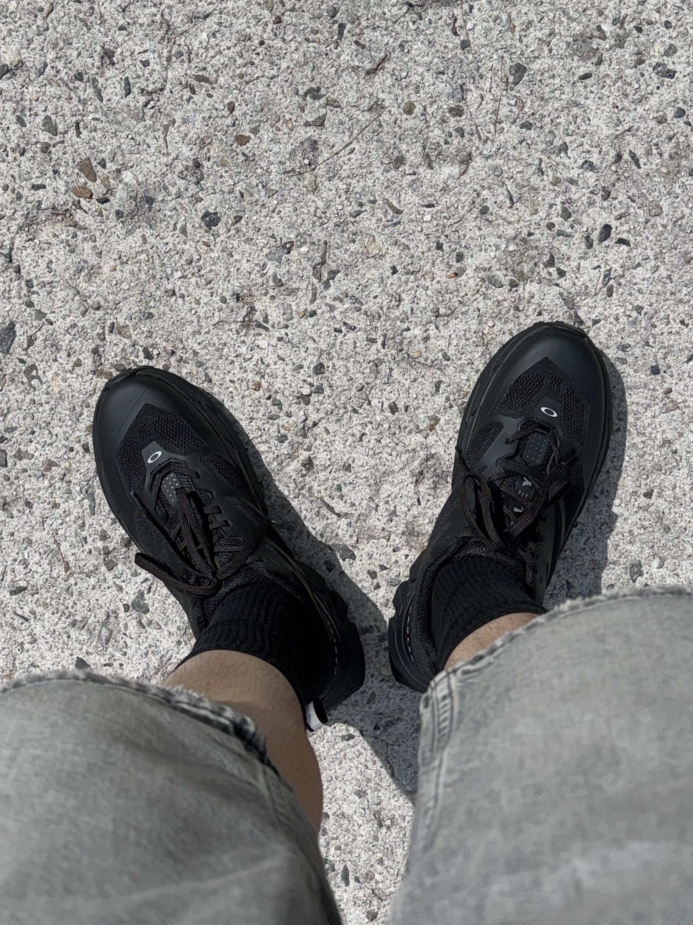 Oakley Light Breathe Triple Black 착용 스타일 - 1