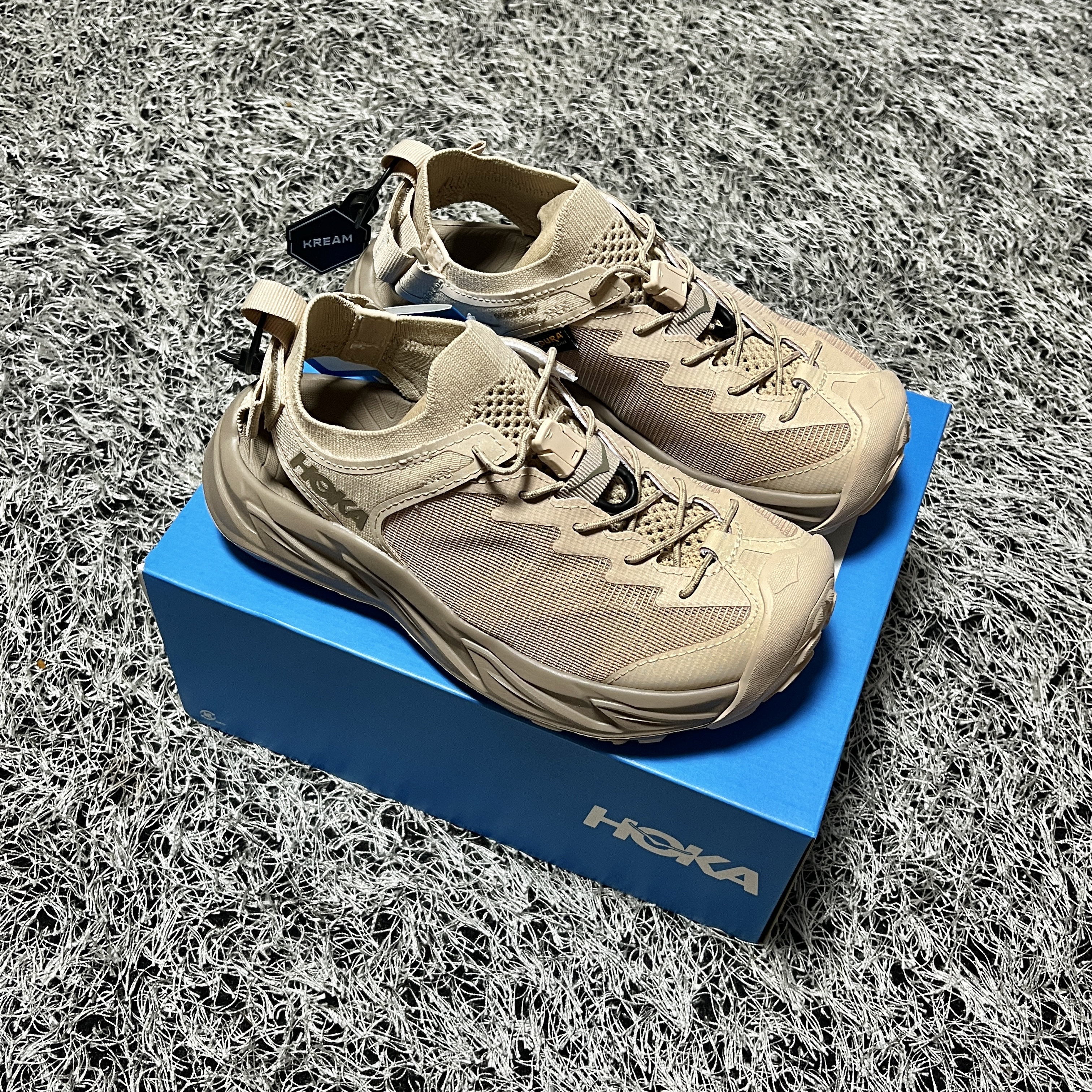 (W) Hoka Hopara 2 Shifting Sand, Nike x Stussy NRG Crew Socks White Black 착용 스타일 - 1