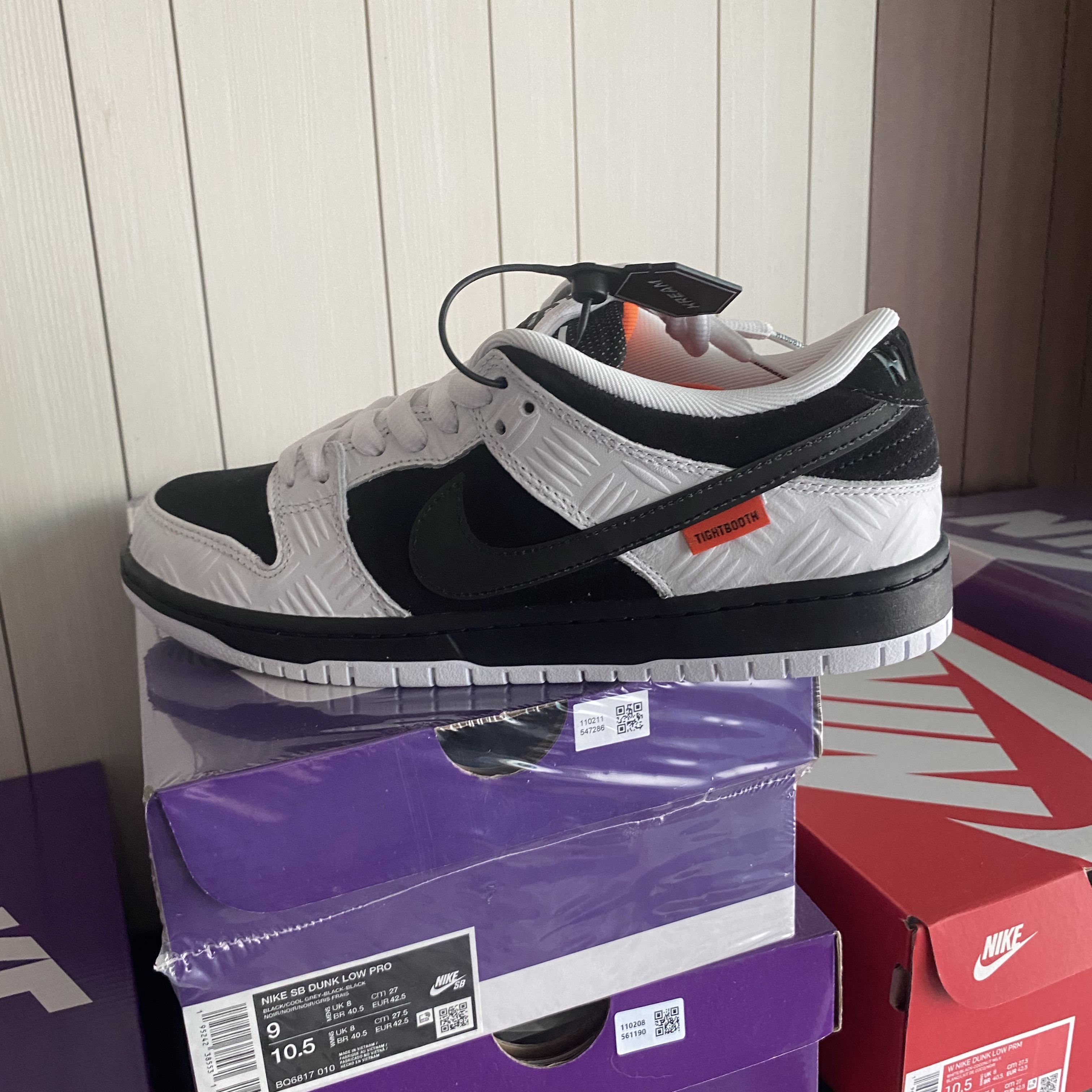 Nike x Tightbooth SB Dunk Low Pro Black and White 착용 스타일 - 2