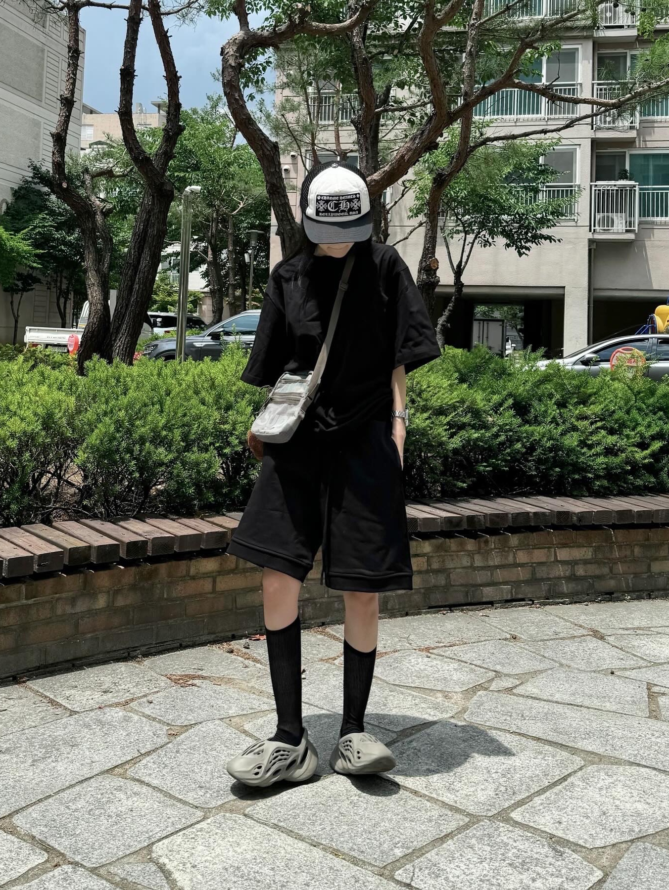 Chrome Hearts CH Hollywood Trucker Hat Black White, Supreme Shoulder Bag Woodland Camo - 24SS 착용 스타일 - 1