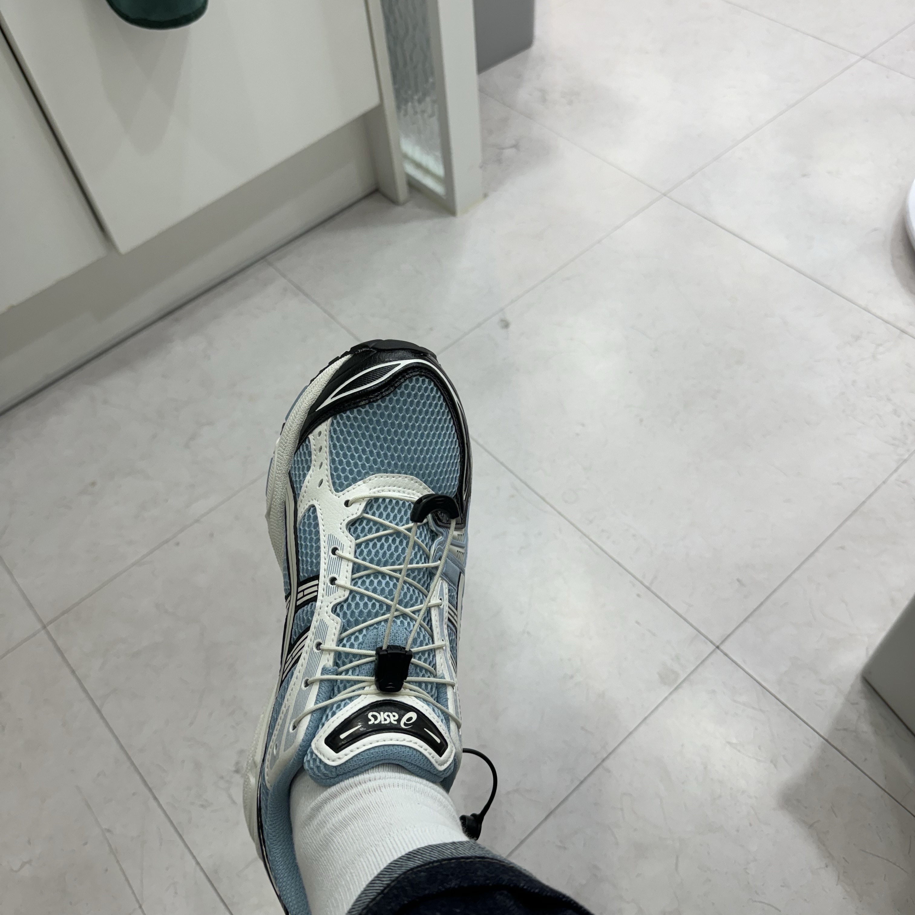 Asics Unlimited Gel-Kayano 14 Mist Cream 착용 스타일 - 2