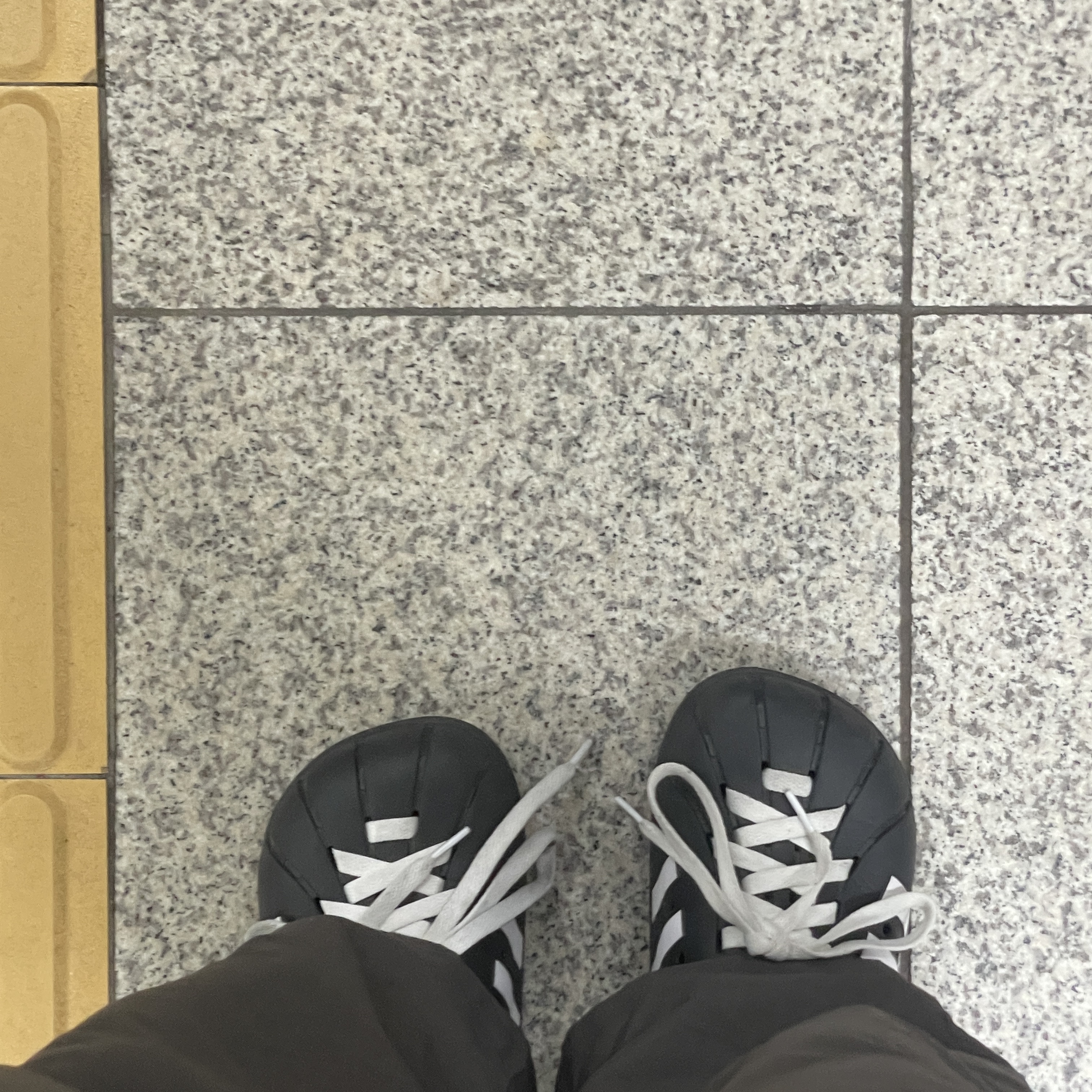 Adidas Adilette Clog Black White 착용 스타일