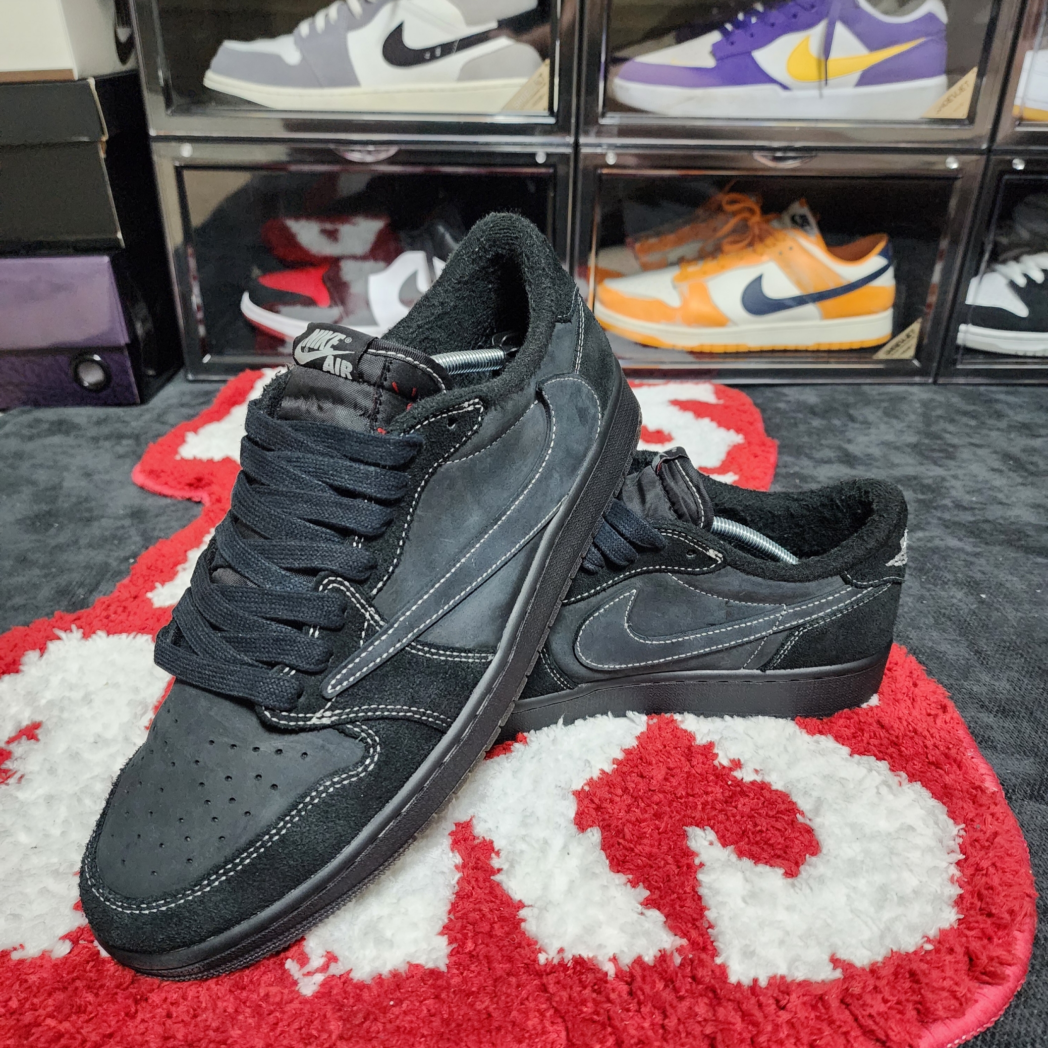 Jordan 1 x Travis Scott Retro Low OG SP Black Phantom 착용 스타일 - 3