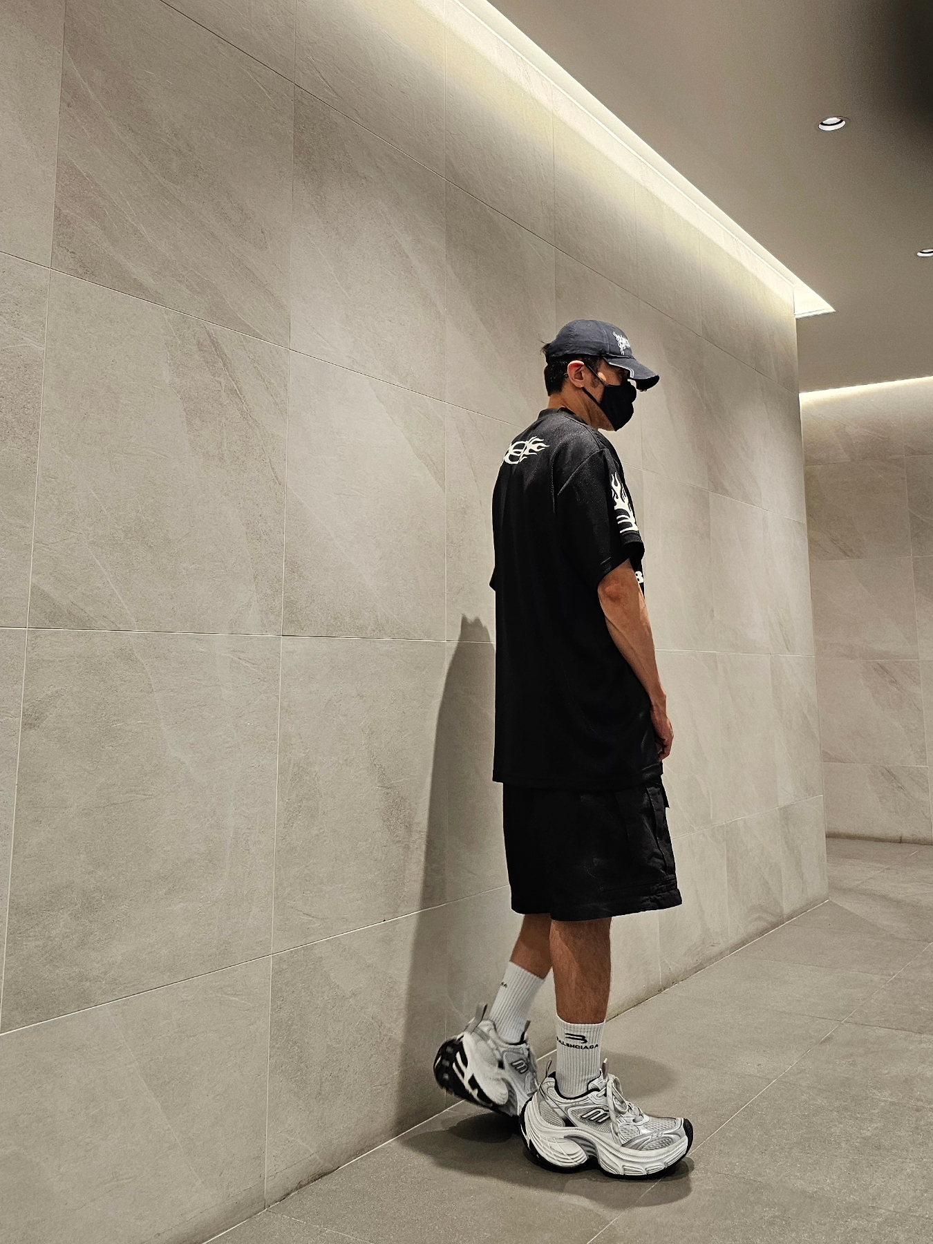 Balenciaga Large Cargo Pants Black, Balenciaga 10XL Sneakers White Grey Silver Black 착용 스타일 - 6
