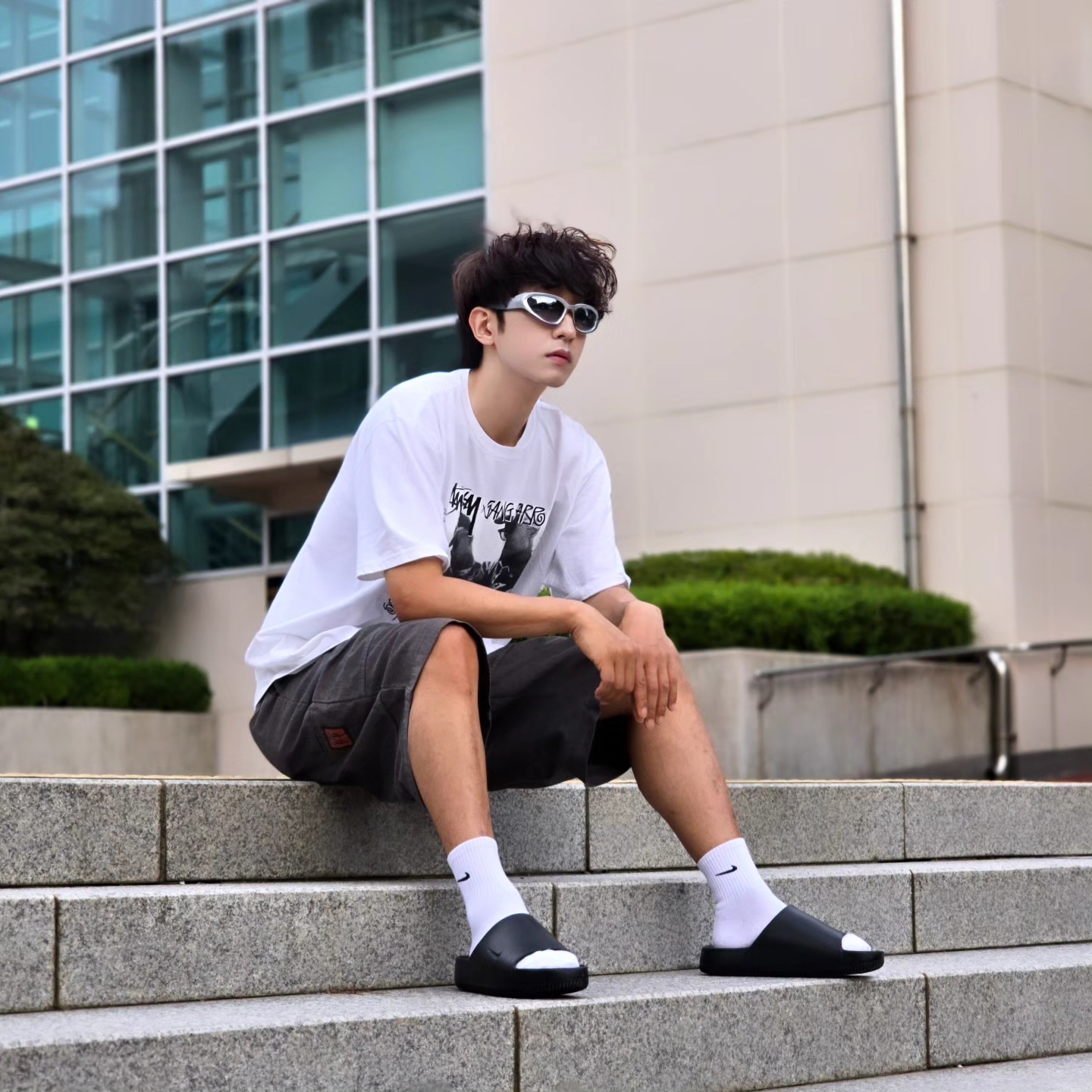 Stussy x Gang Starr Take It Personal T-Shirt White, Nike Calm Slide Black 착용 스타일 - 2