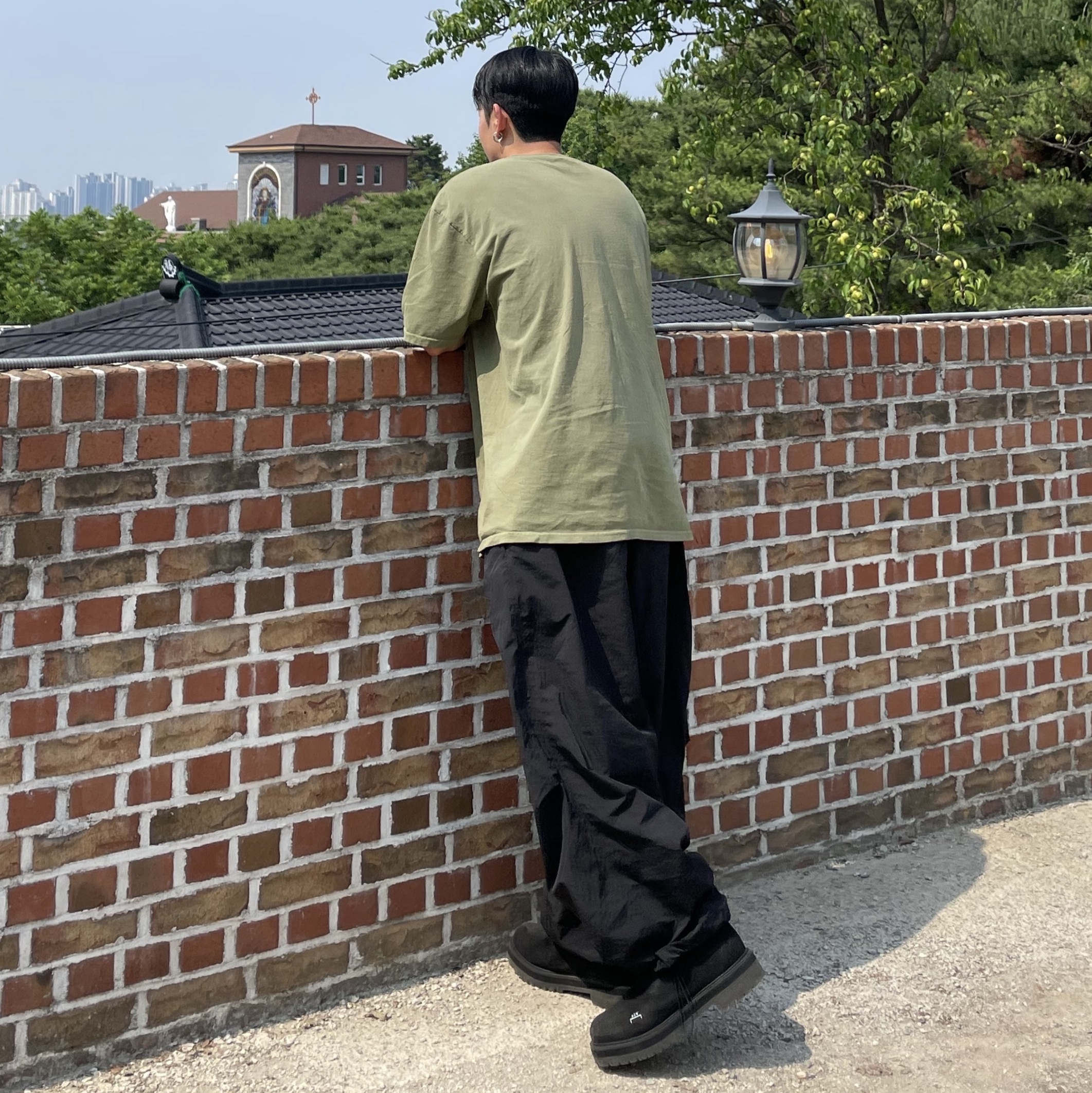 Stussy Smooth Stock Pigment Dyed T-Shirt Olive 착용 스타일 - 2