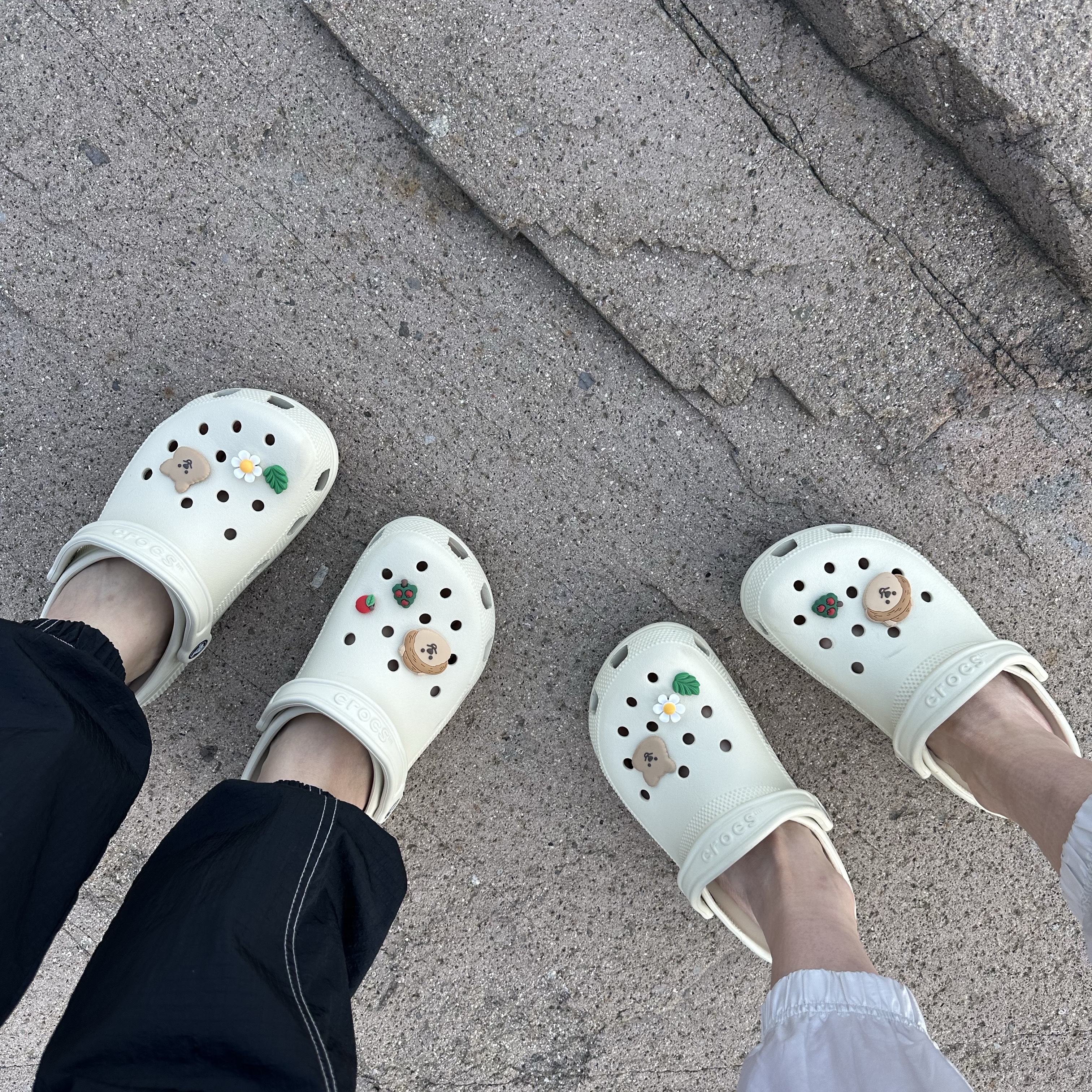 Crocs Classic Clog Bone 착용 스타일