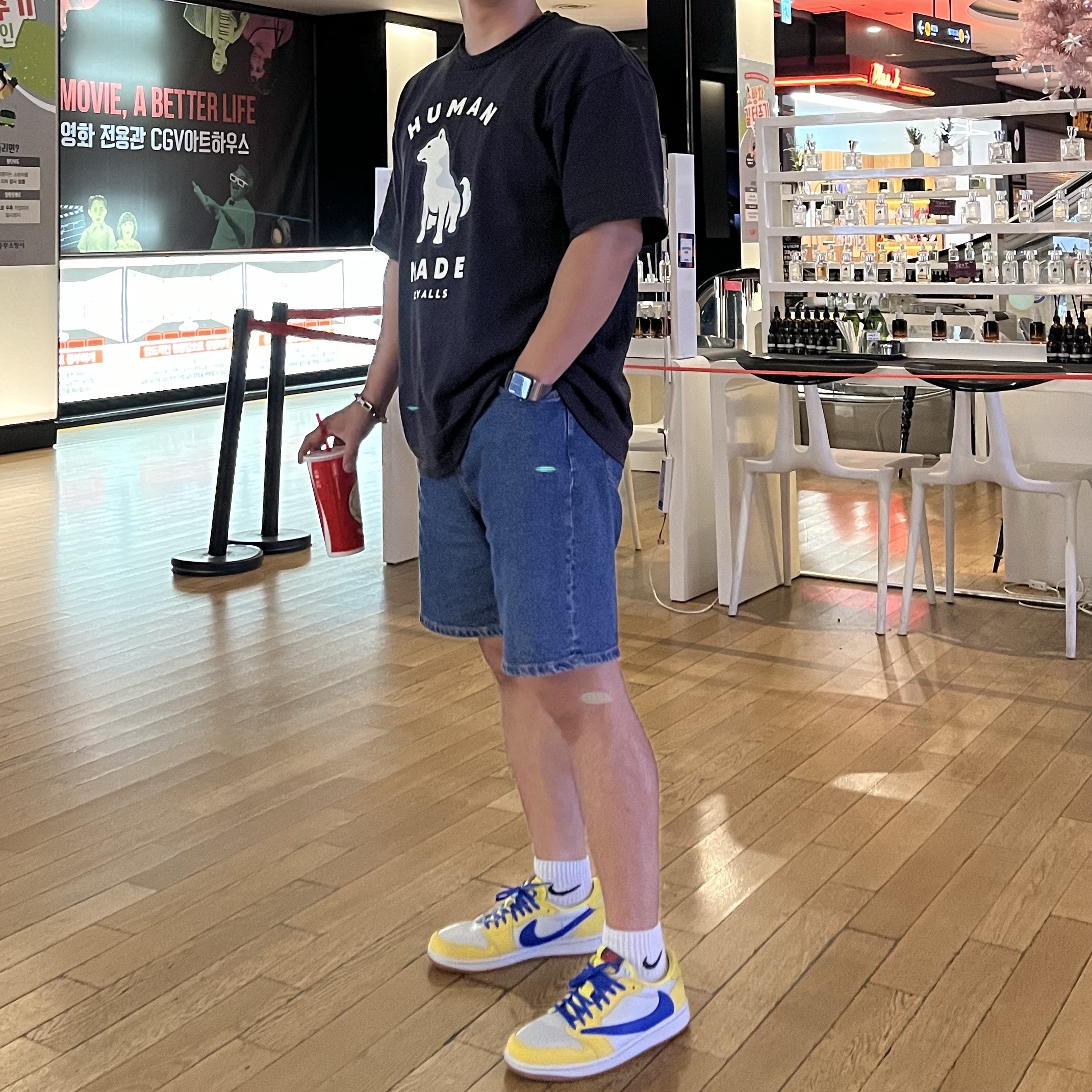 (W) Jordan 1 x Travis Scott Retro Low OG SP Canary, Human Made Worksout 20th Anniversary Jindo Dog Graphic T-Shirt Black 착용 스타일