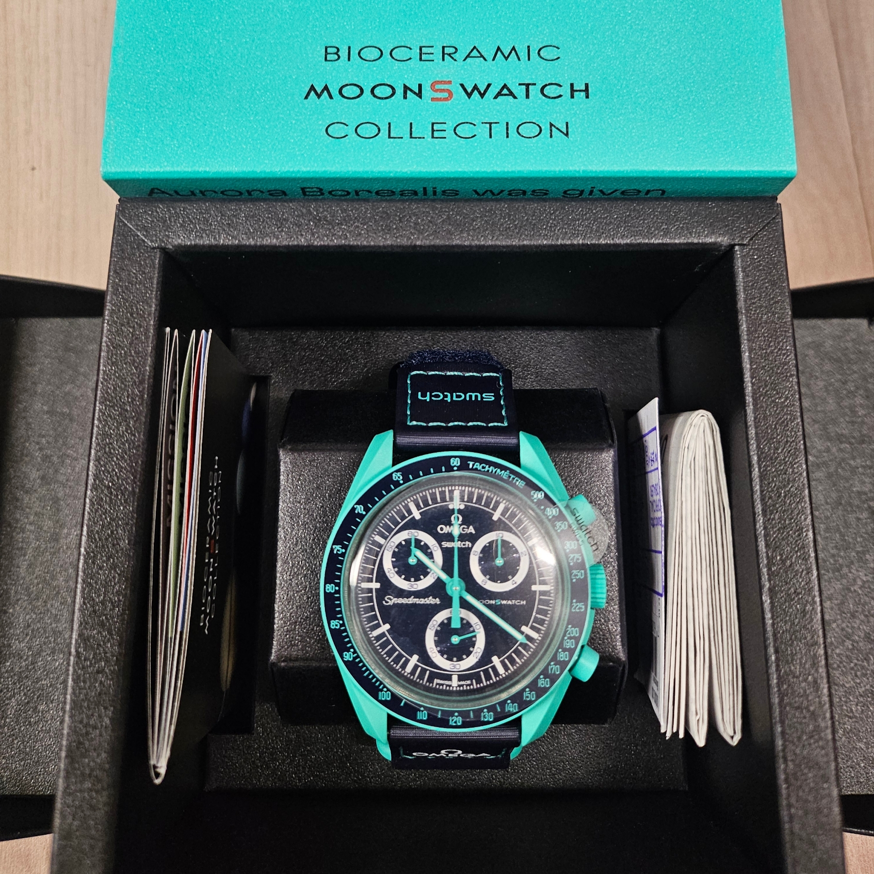 Swatch x Omega Bioceramic MoonSwatch Mission On Earth Polar Lights 착용 스타일 - 1