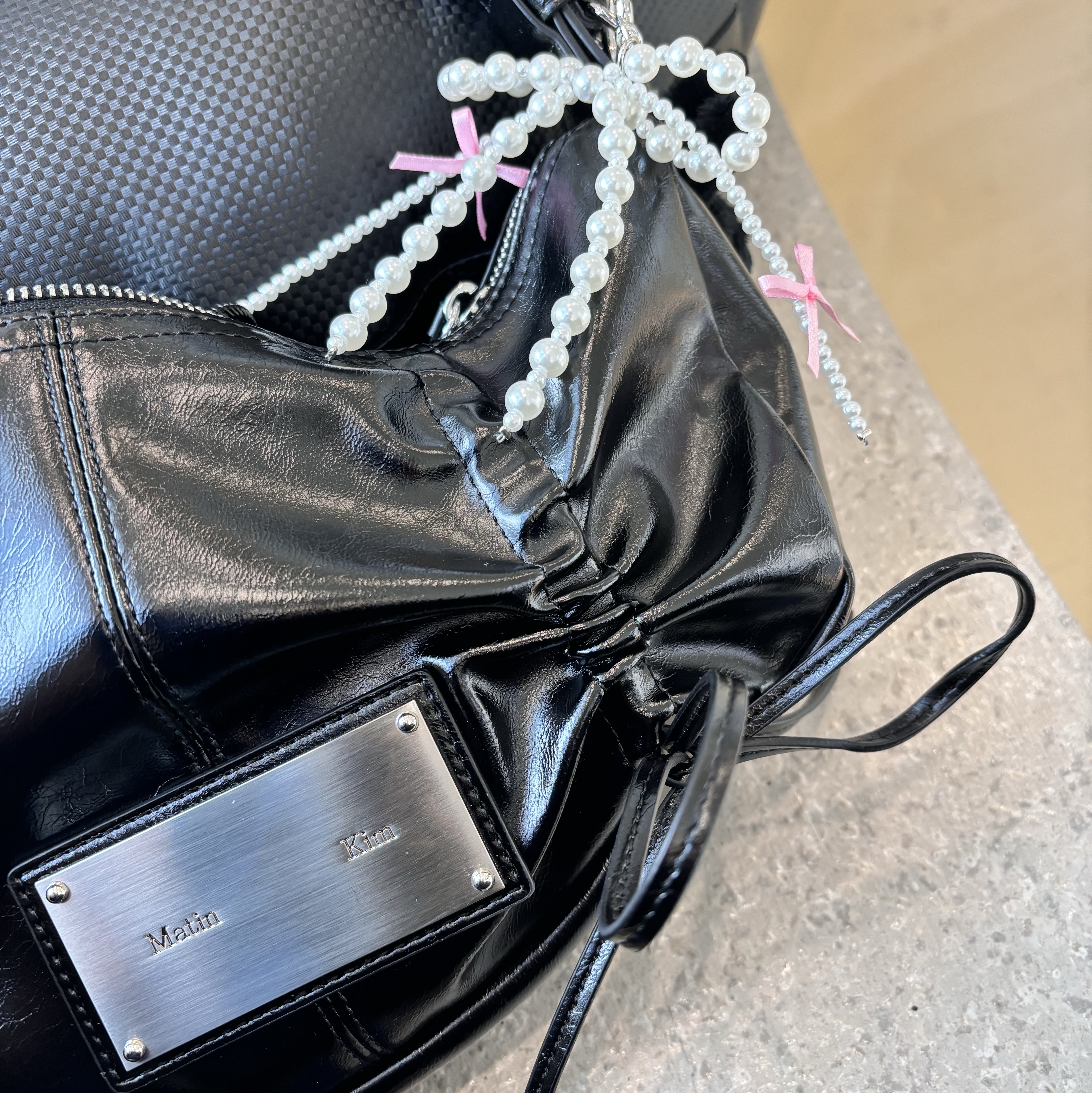 Matin Kim Half Shirring Ribbon Round Bag Black 착용 스타일
