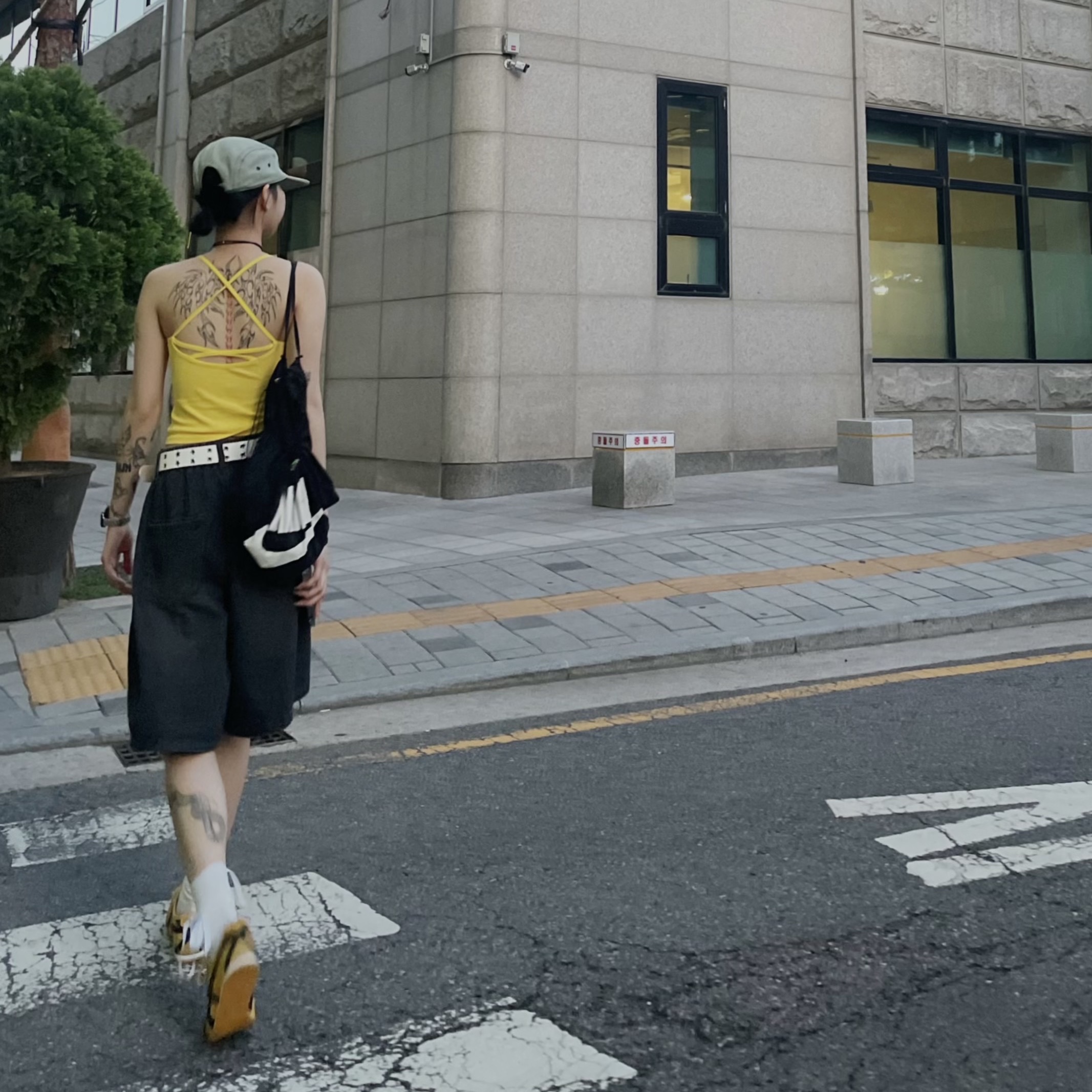 Onitsuka Tiger Mexico 66 Yellow Black 착용 스타일 - 2