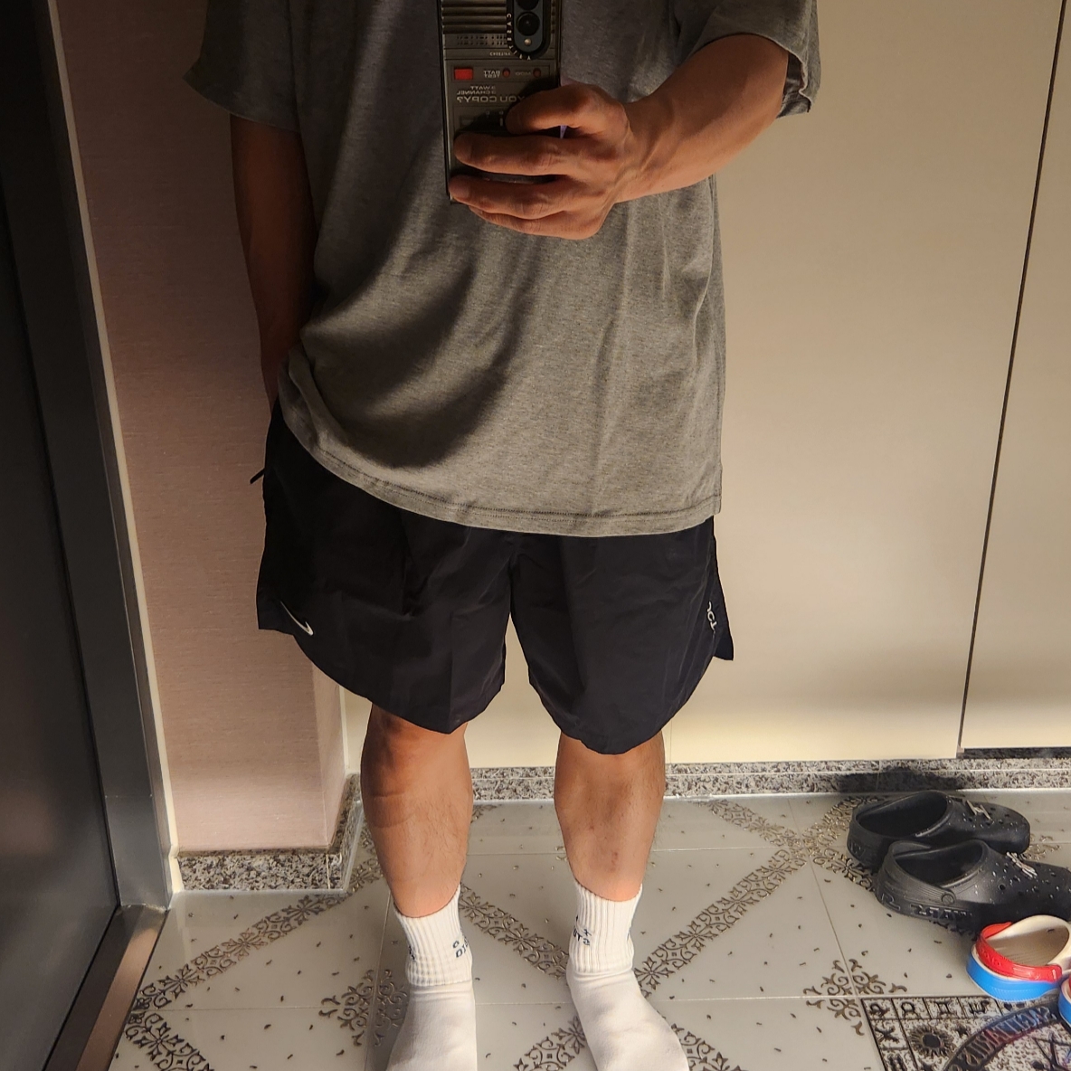 Nike x Drake Nocta Nylon Woven Shorts Black (FN8194-010), Nike x Drake Nocta Max 90 T-Shirt Dark Heather Grey (FN7663-063) 착용 스타일