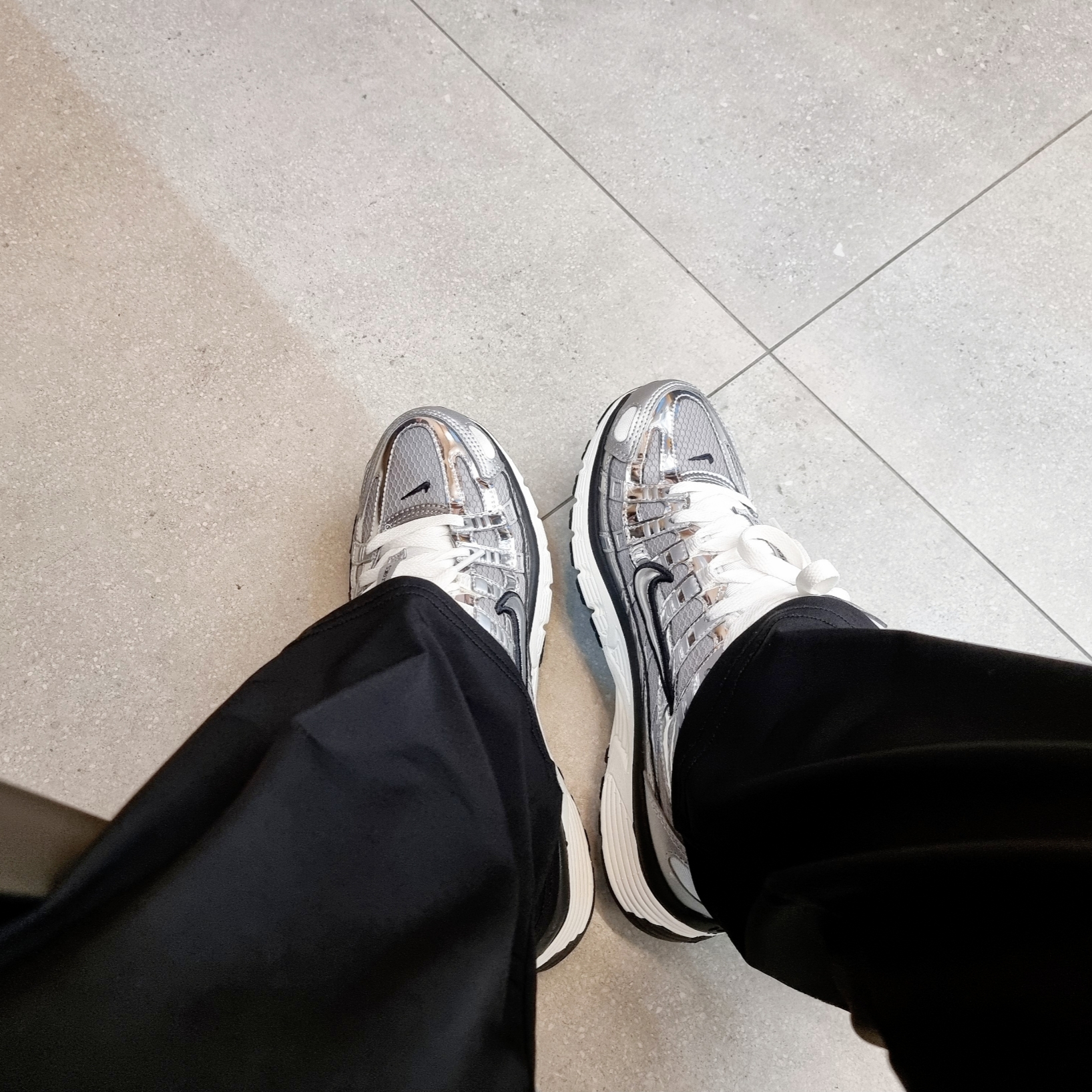 Nike P-6000 Metallic Silver 착용 스타일 - 1